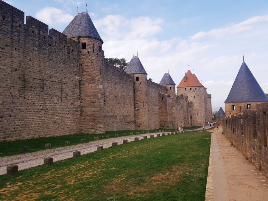 Pohádkové hradby obklopují celou pevnost.