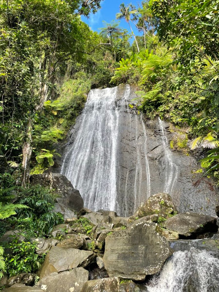Vodopád La Coca u vstupu do parku El Yunque, Portoriko
