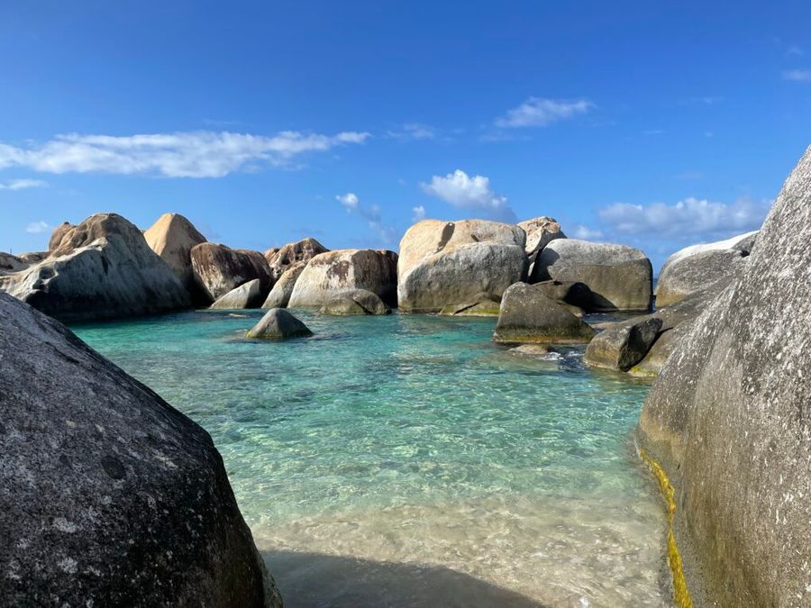 Průzračná voda v zátoce Spring bay, Virgin Gorda.