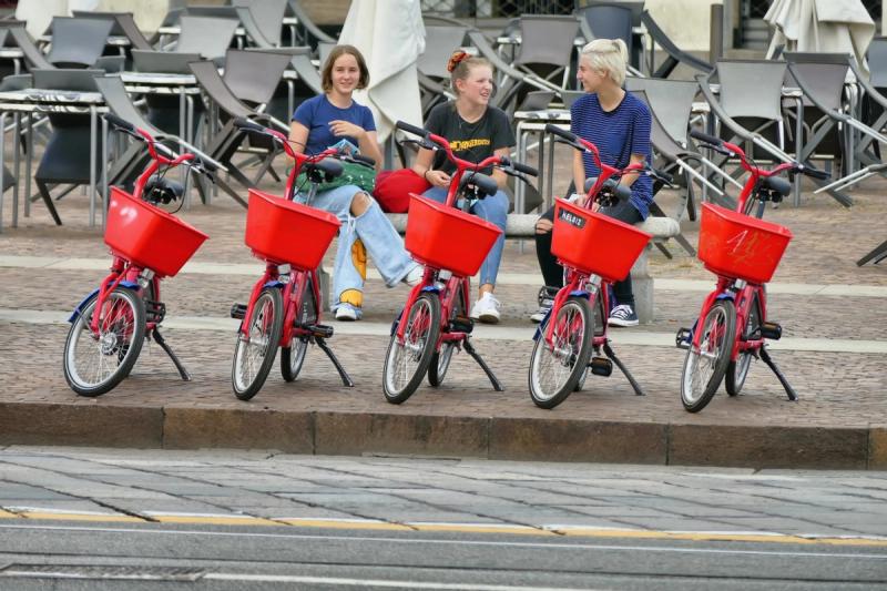 Velo De Fonction Vs Velo En Libre Service Le Match En 5 Assauts Cicly Reinventons La Mobilite De Vos Employes