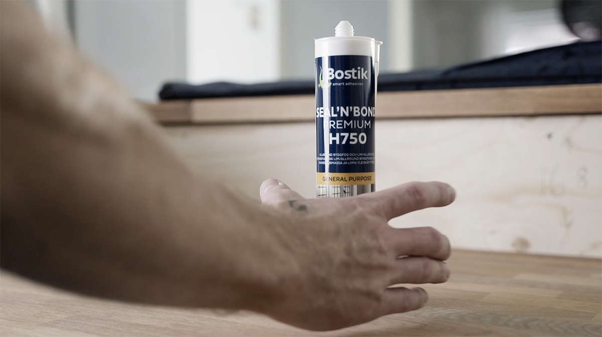 Hånd griper etter en patron med Bostik H760 Seal’N’Flex Pro Seal