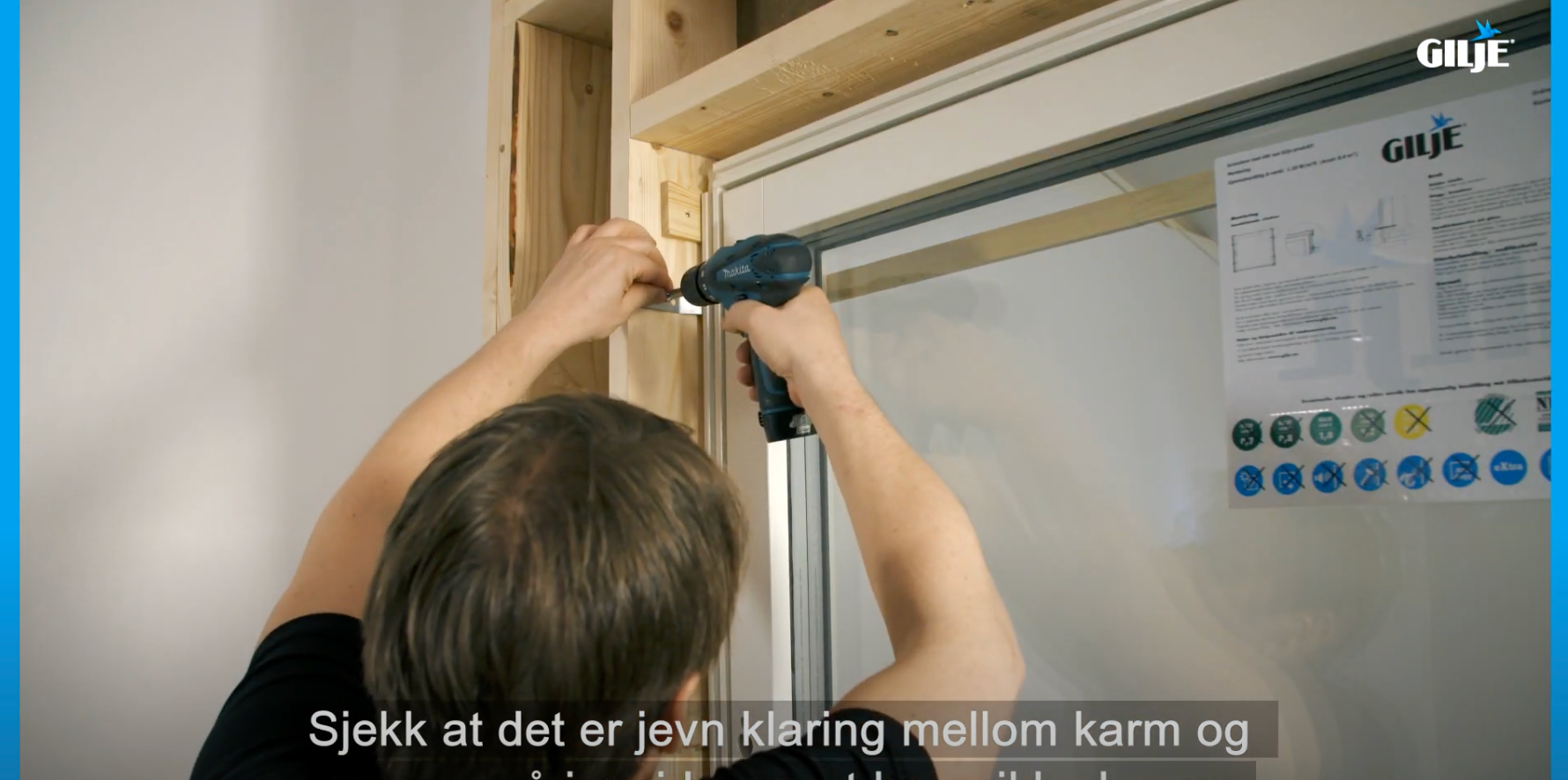 Mann som holder på å bytte vindu.