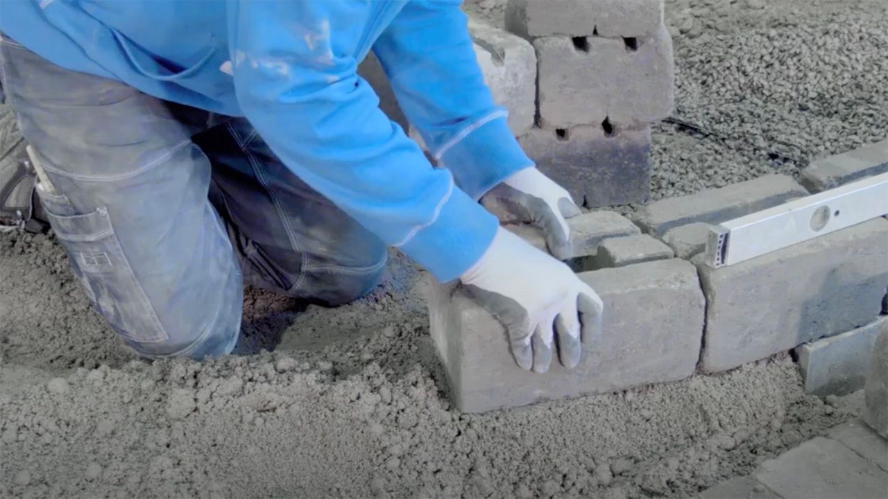Skjermbilde fra video om grunnarbeid før du skal bygge billig støttemur.