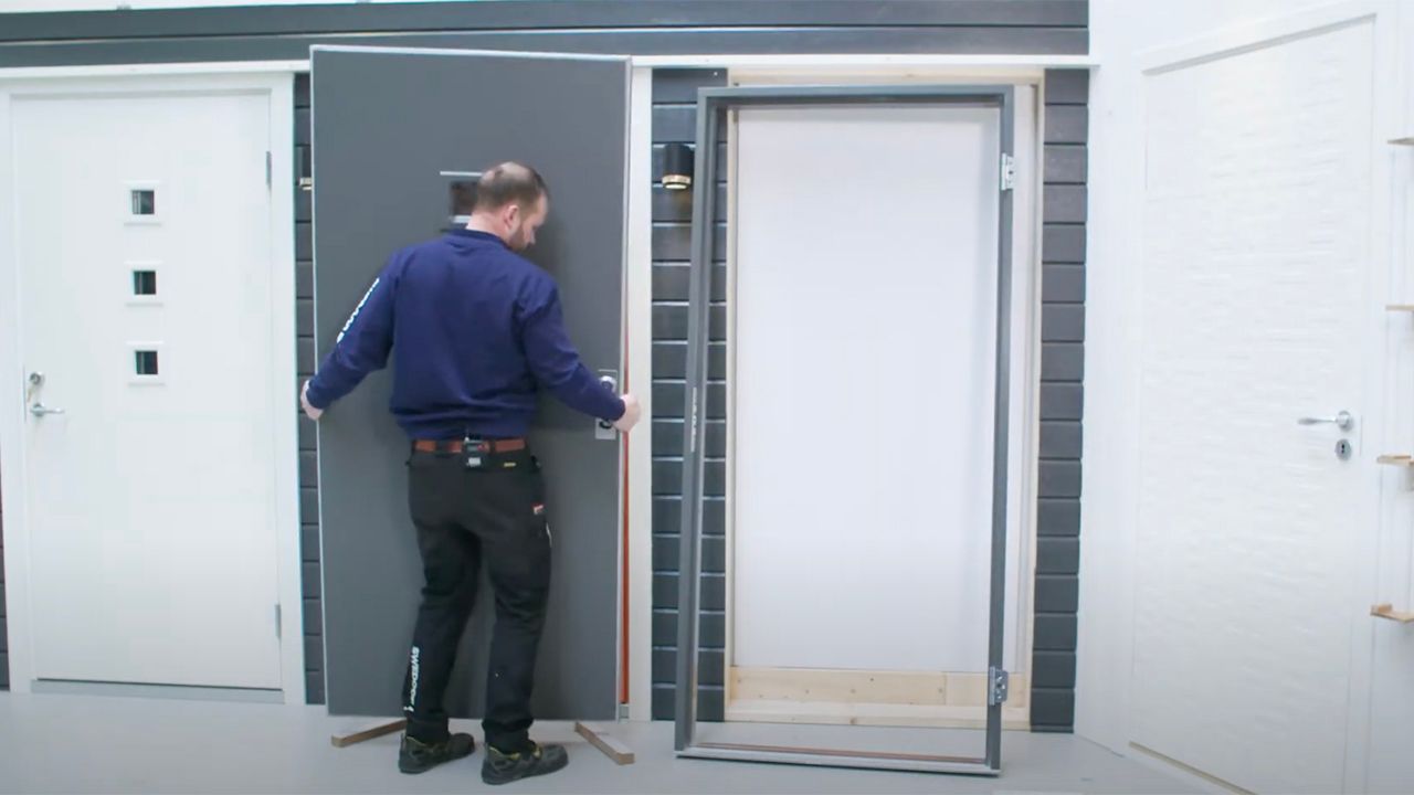 Skjermbilde av video om hvordan montere ytterdør.