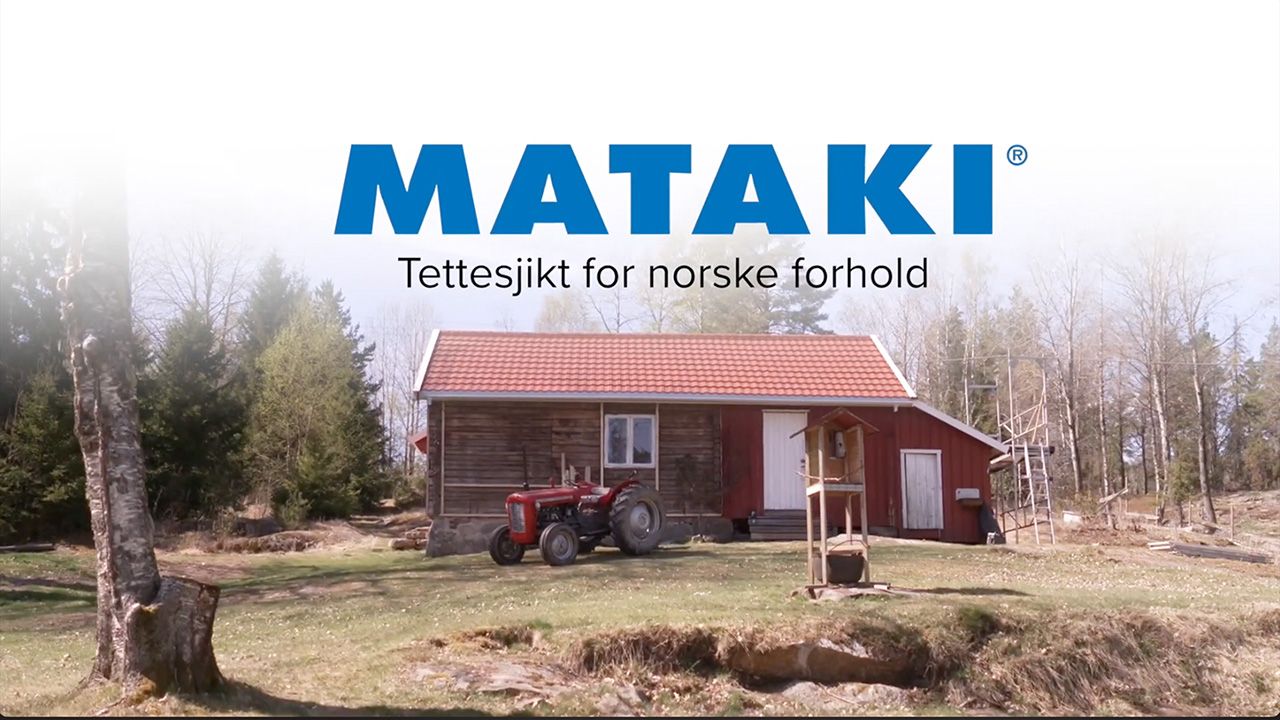 Hytte med liten traktor på utsiden og Mataki logo.