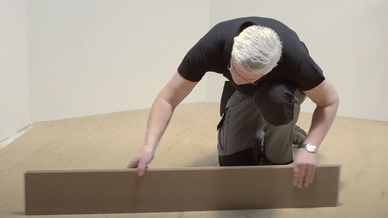 Skjermbilde fra video om legge laminat.