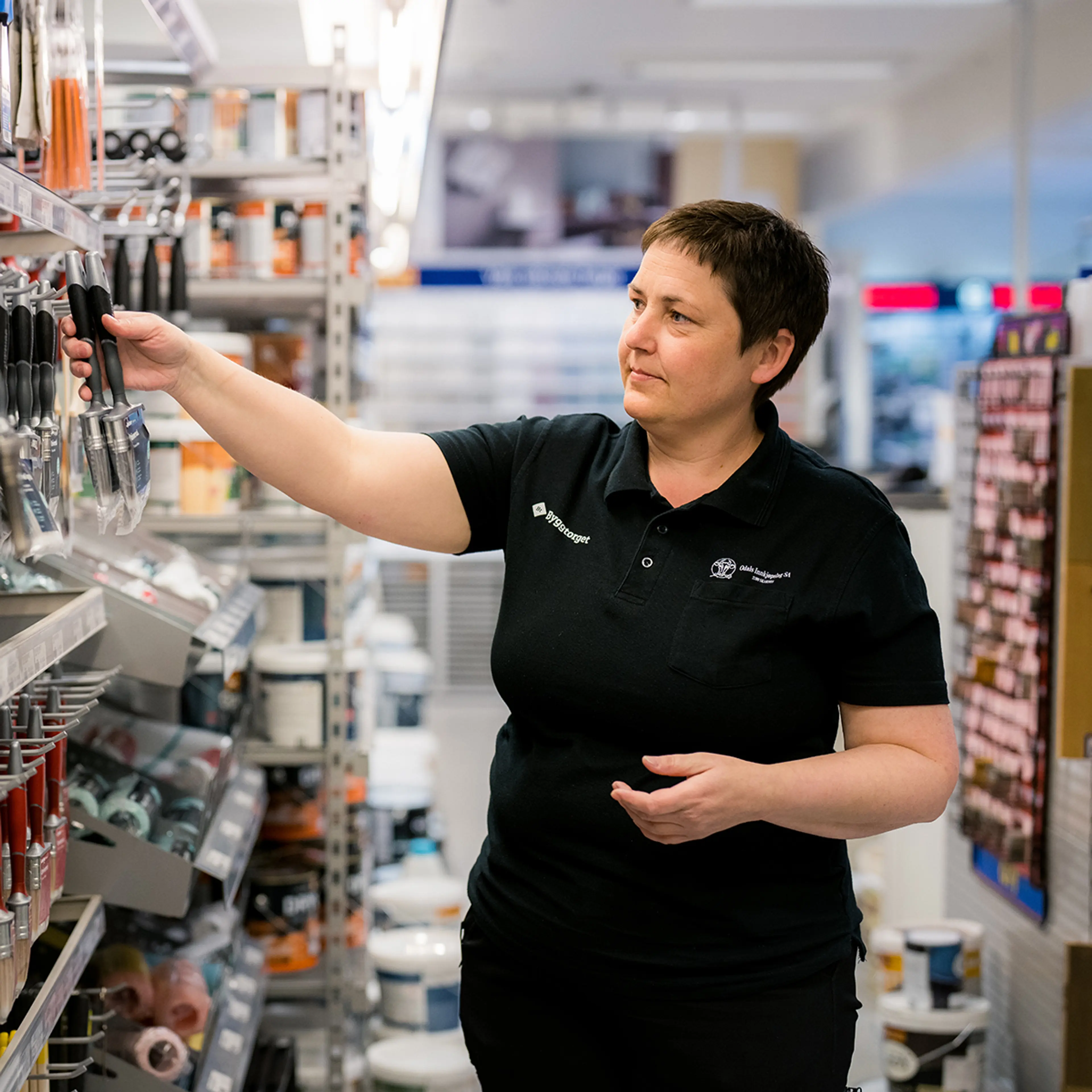 Ansatt i malingsavdeling hos Byggtorget