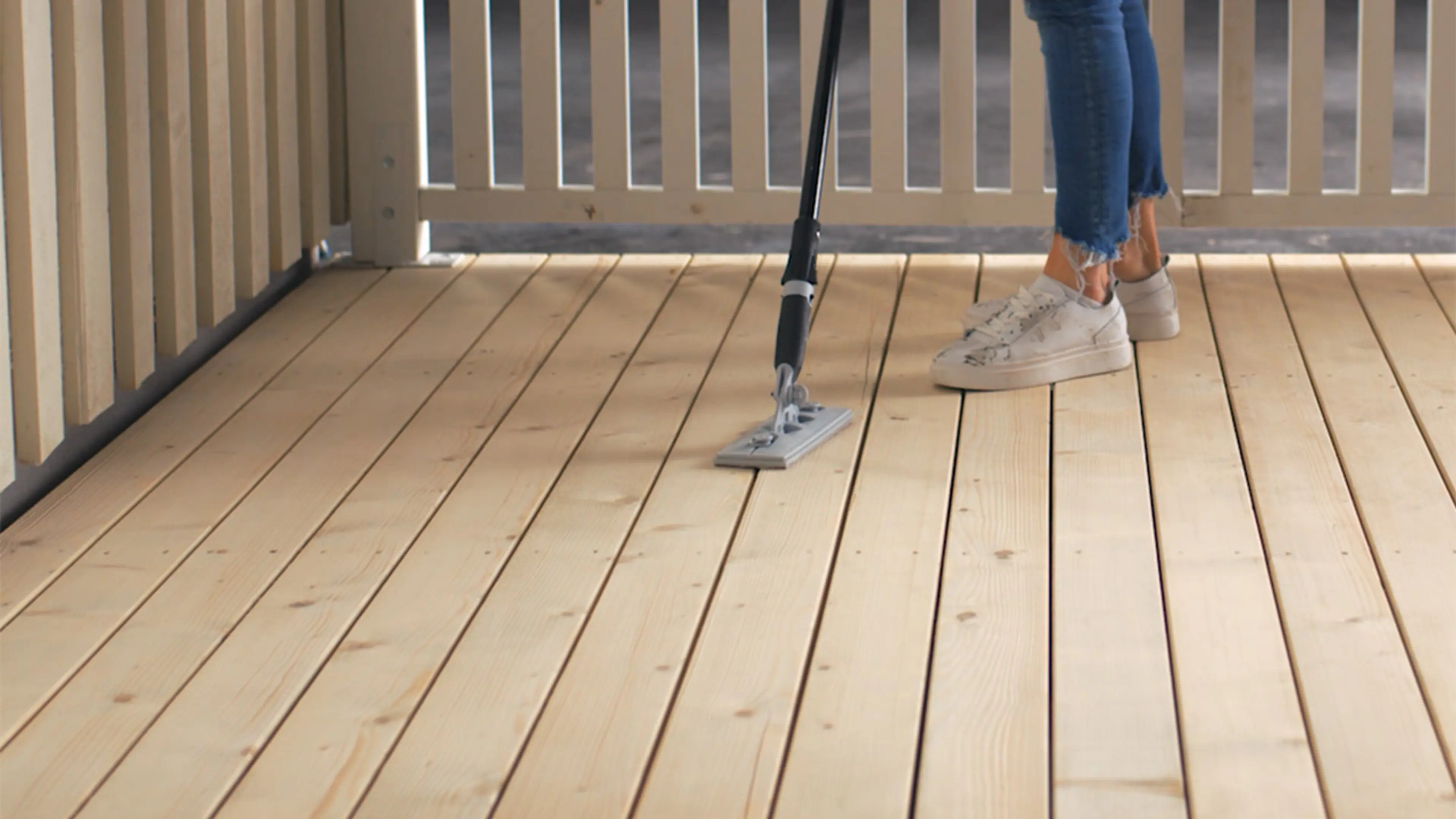 Nærbilde av EasyPad som brukes til å beise terrasse.