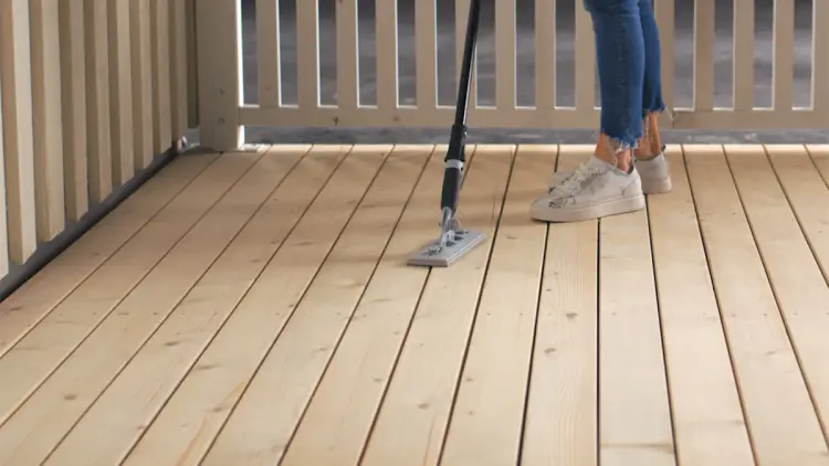 Nærbilde av person som beiser terrasse.