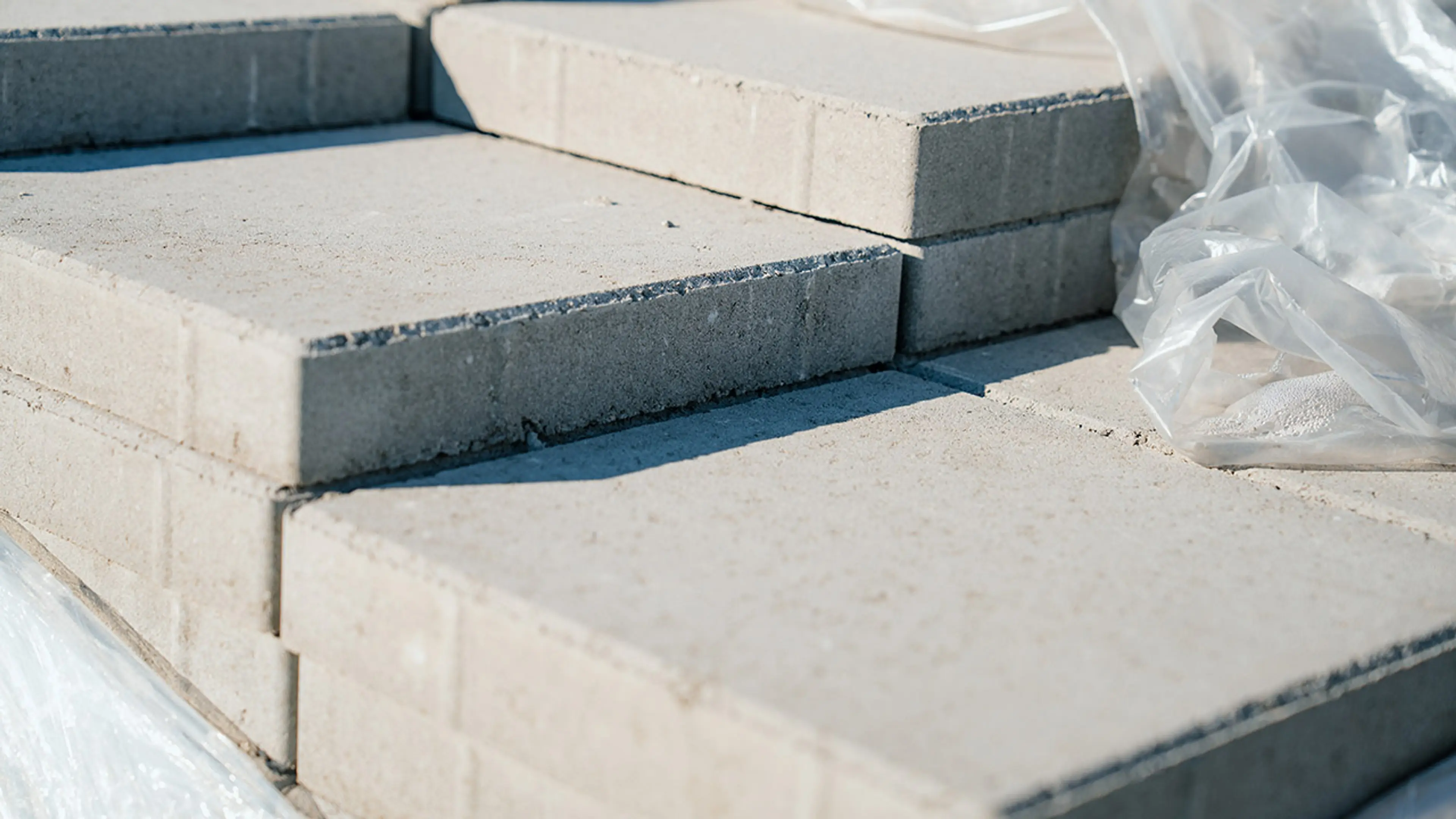 Nærbilde av grå store heller som er stablet.