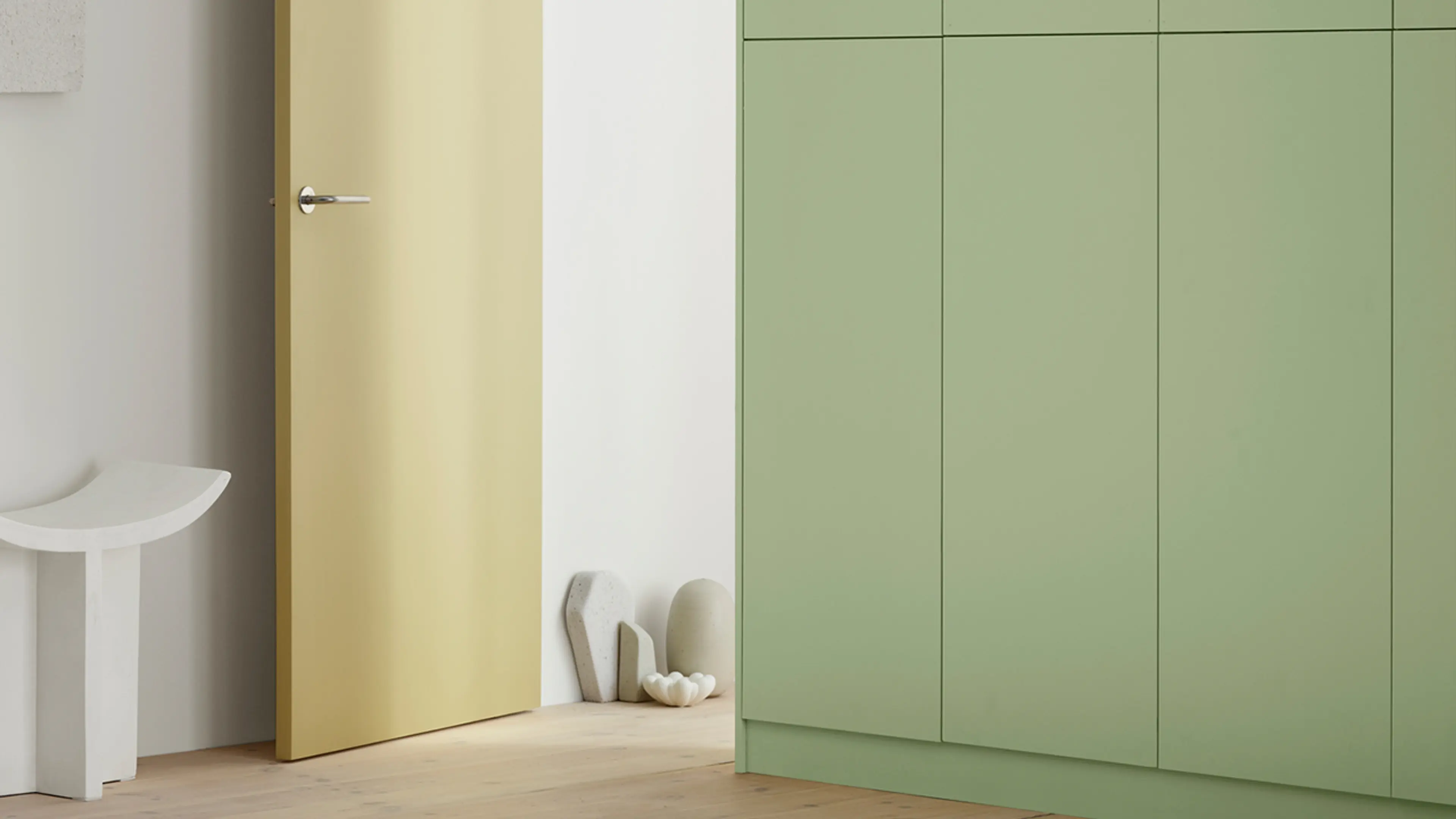 Rom som er malt i trendfarger fra Jotun: skap 7386 Pistachio, dør i gule 1775 Fresh Pasta og vegg i nøytralen 1622 Refleksjon.