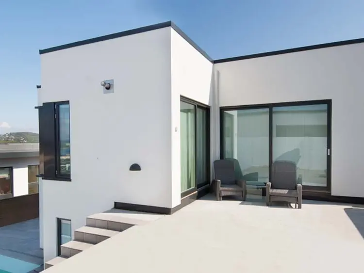 Trevinduer med mørk aluminium på utsiden.