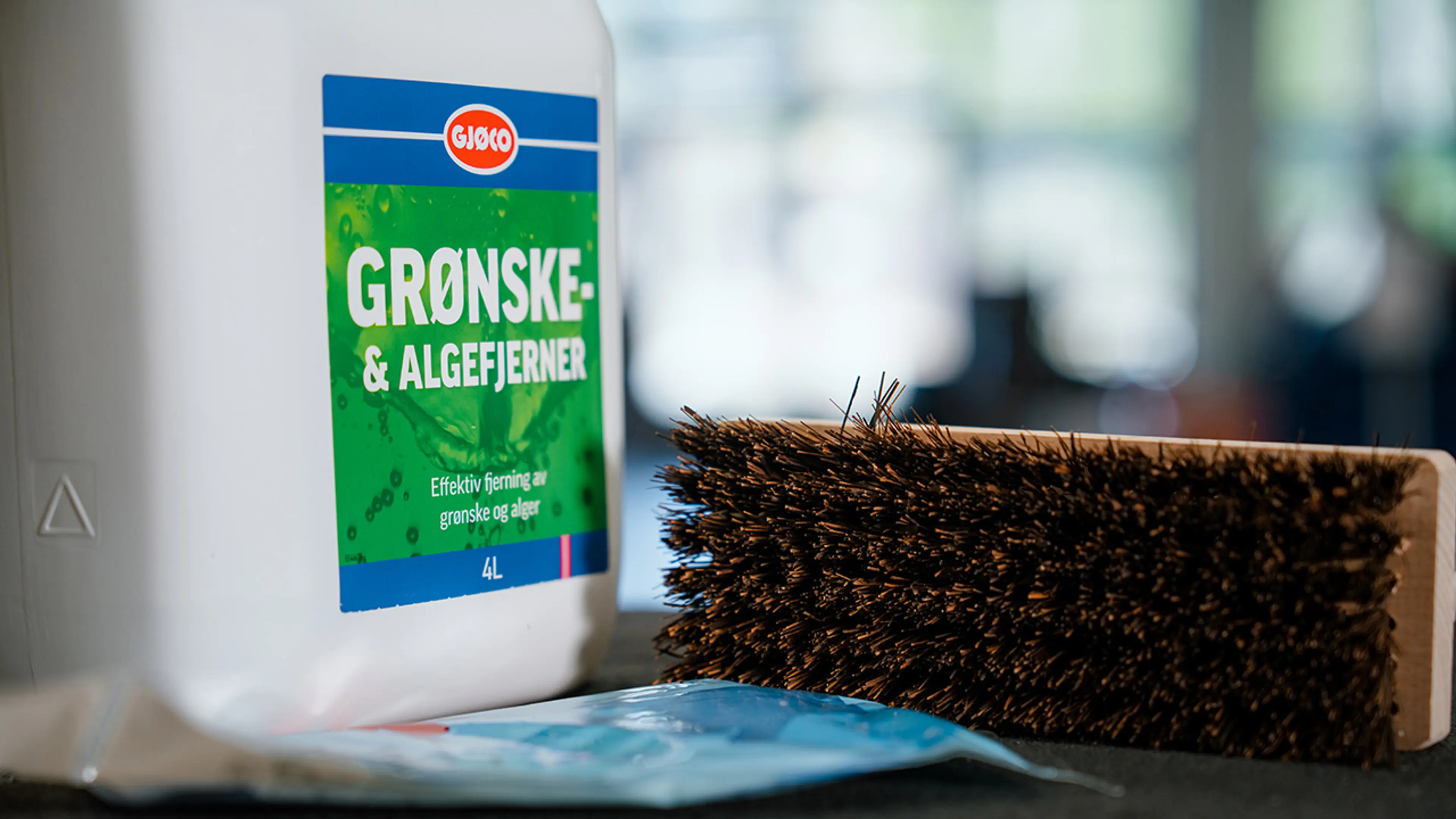 Grønske- og lagefjerner for å fjerne mose på tak.