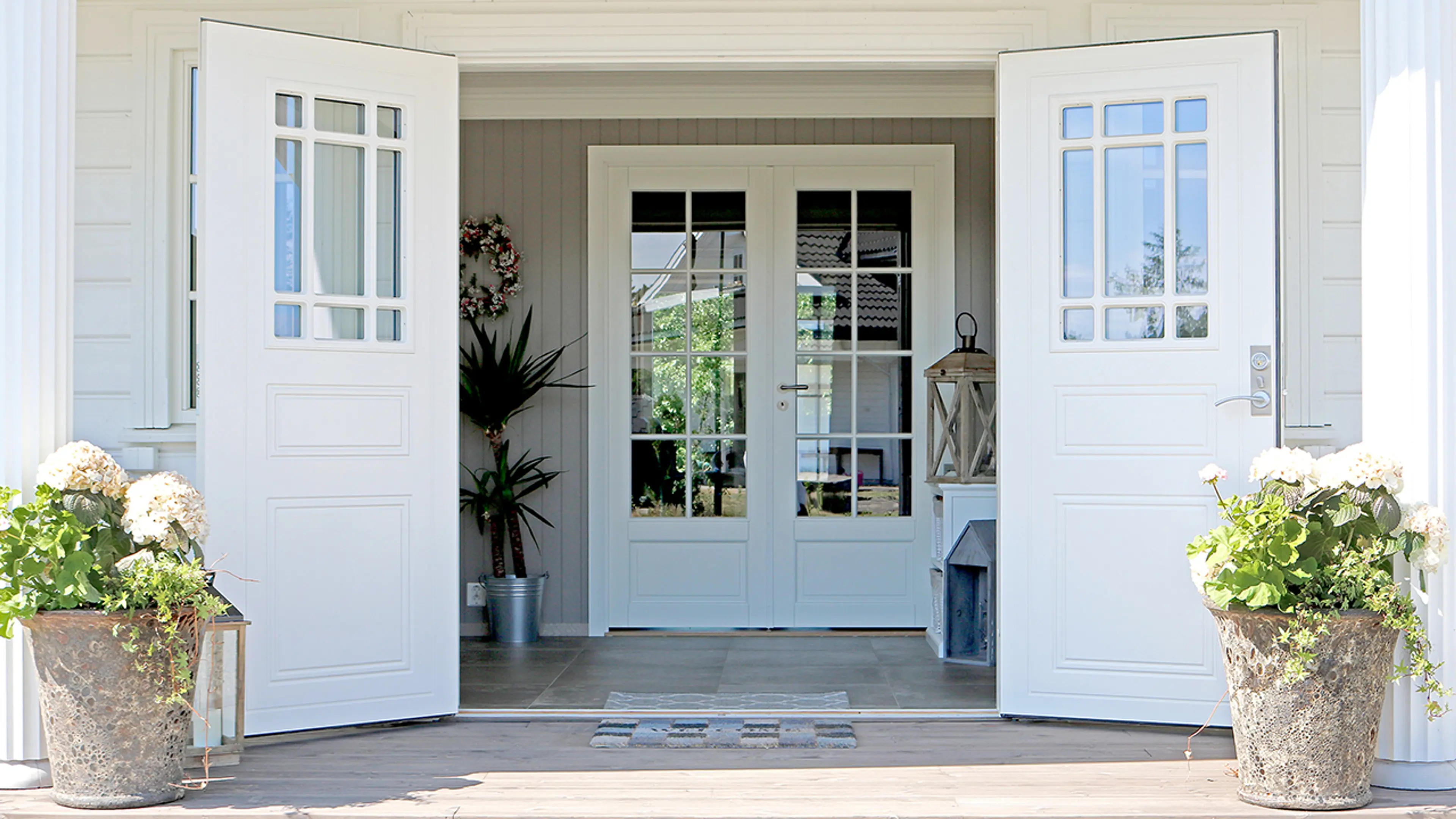 Klassisk dobbel ytterdør med profil og glass med sprosser.