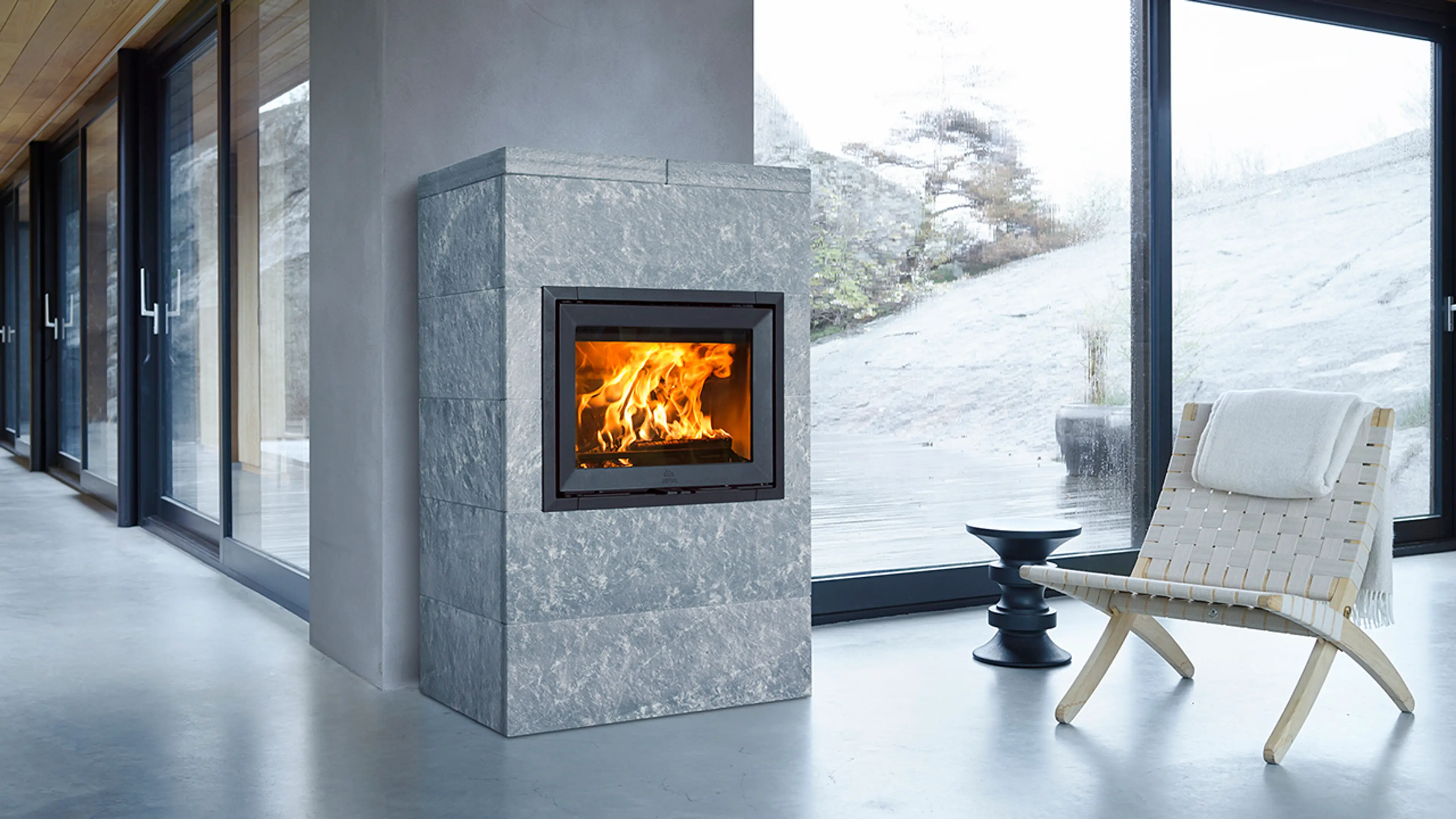 Stor steinpeis og vinduer med store flater.