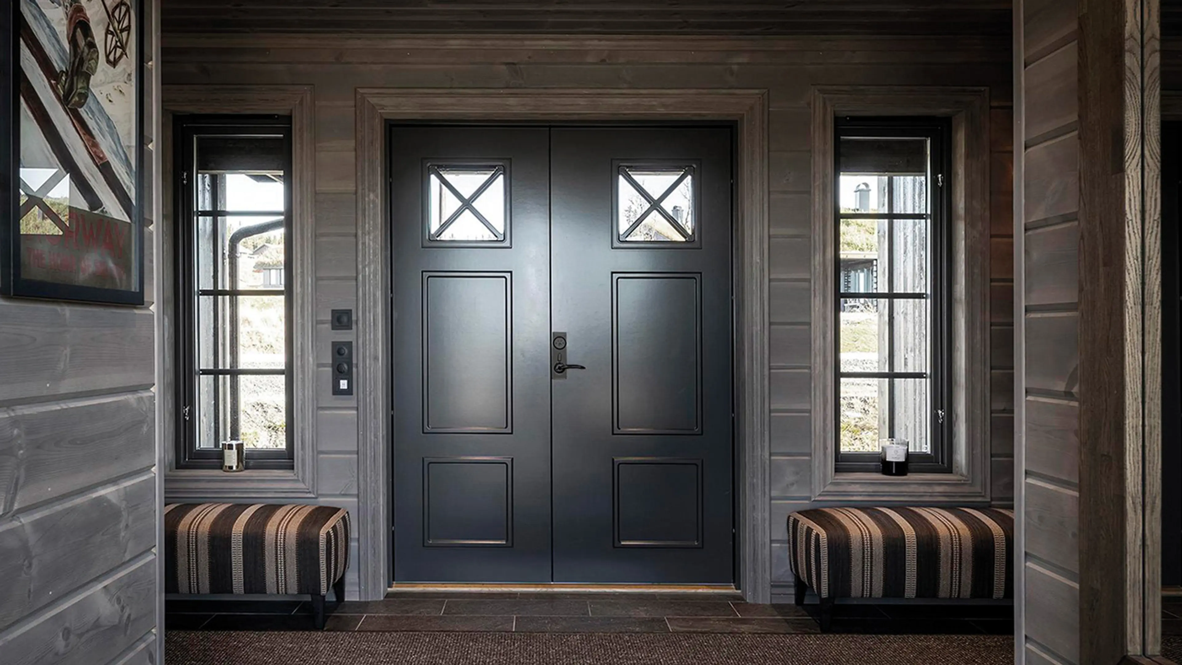 Tofløyet hyttedør i sort med glass.