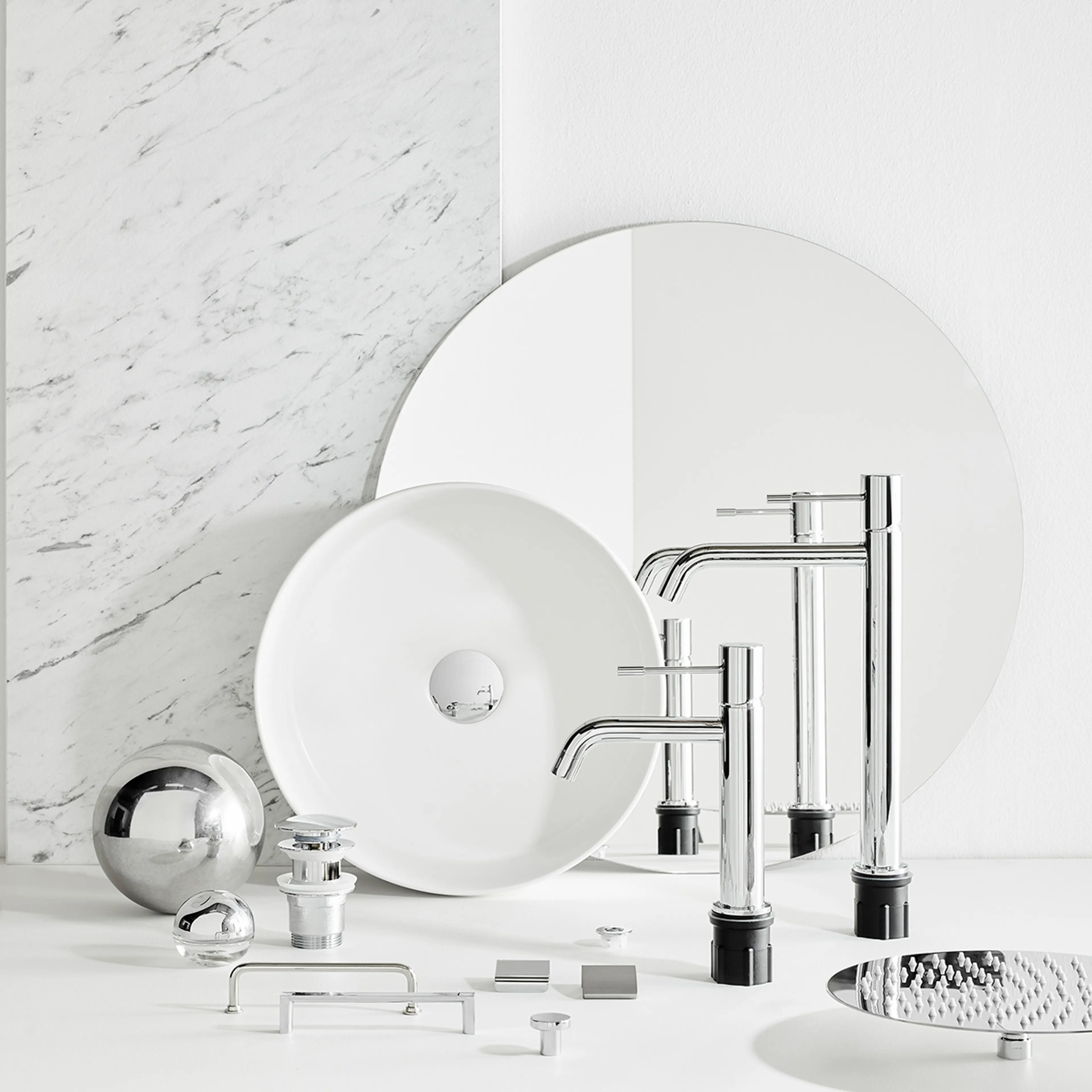 Hvite baderomsdetaljer i stilleben