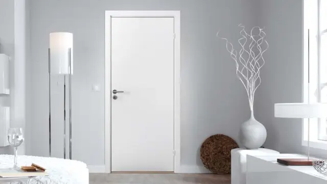 Moderne rom med hvitt interiør og hvit slett dør.