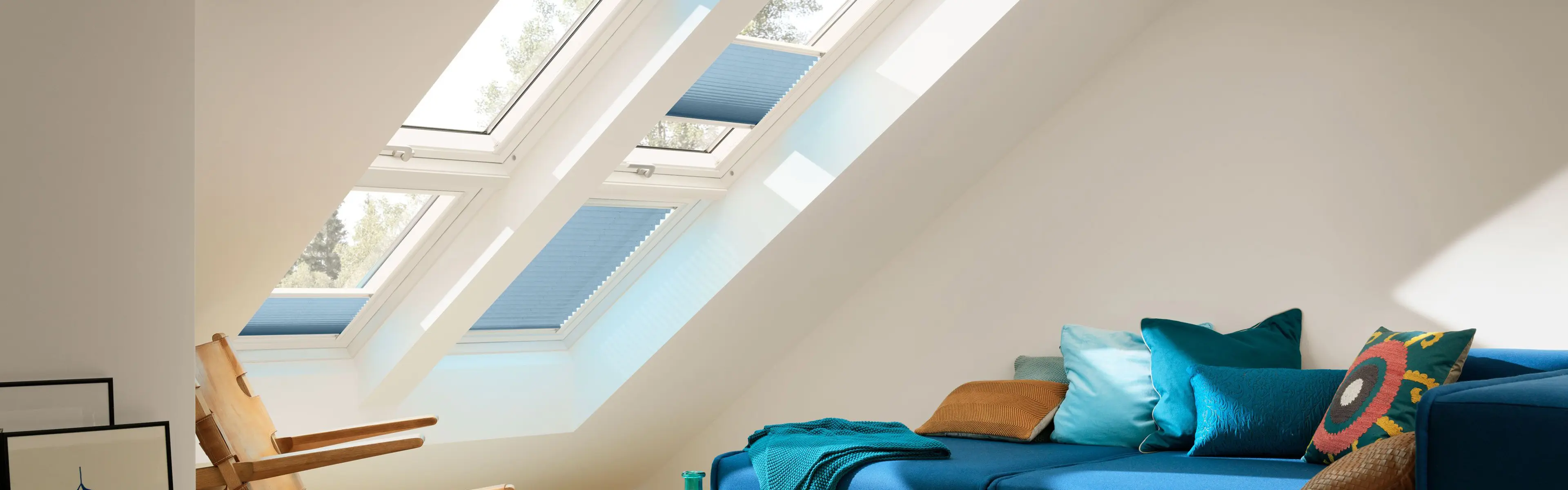 Stue med sofa og mange takvinduer med innvendig solskjerming.