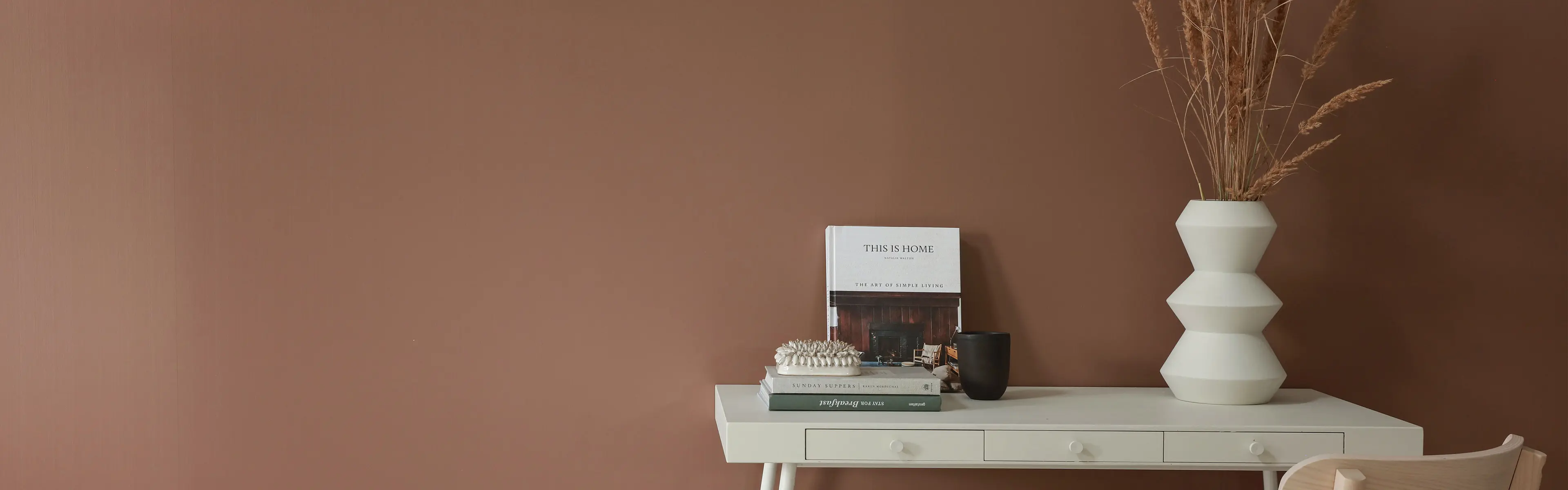 Hjemmekontor med lyse tremøbler og Smartpanel veggplater i fargen Organic Red.