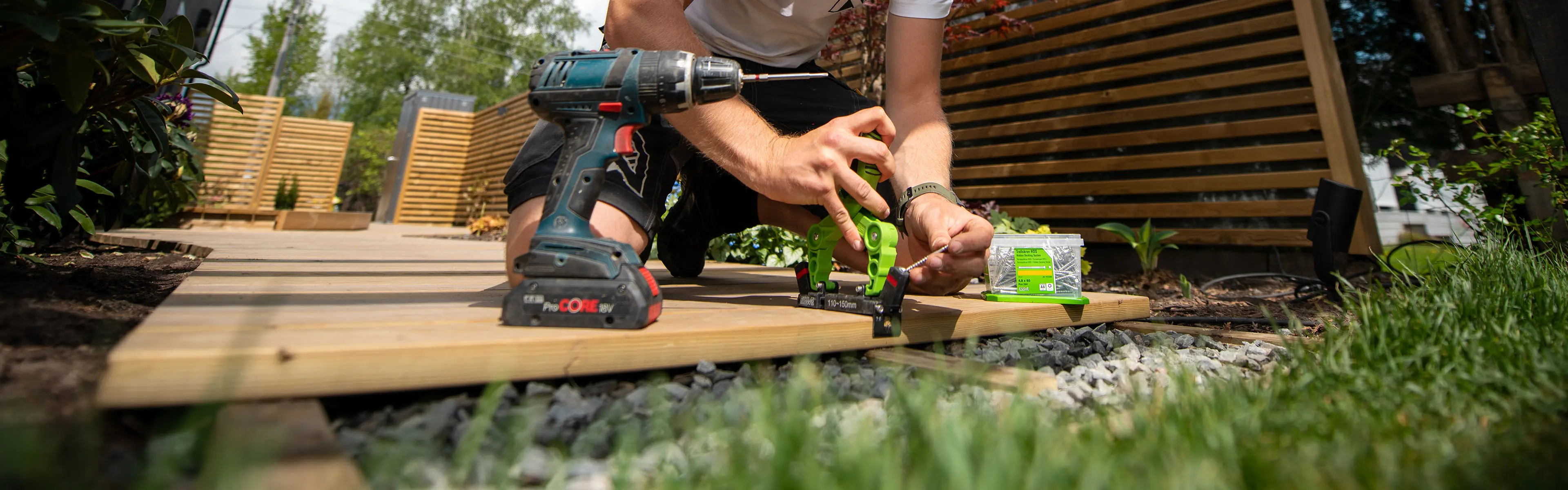 Håndverker som bygger terrasse med skjult innfesting og syrefaste skruer.