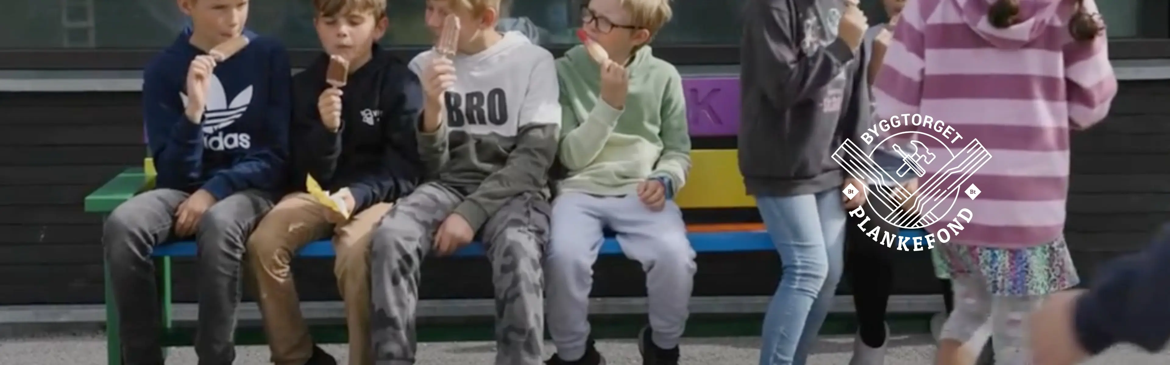 Elevene på Rogne Skule i Øystre Slidre er fornøyde med de nye vennebenkene fra Plankefondet