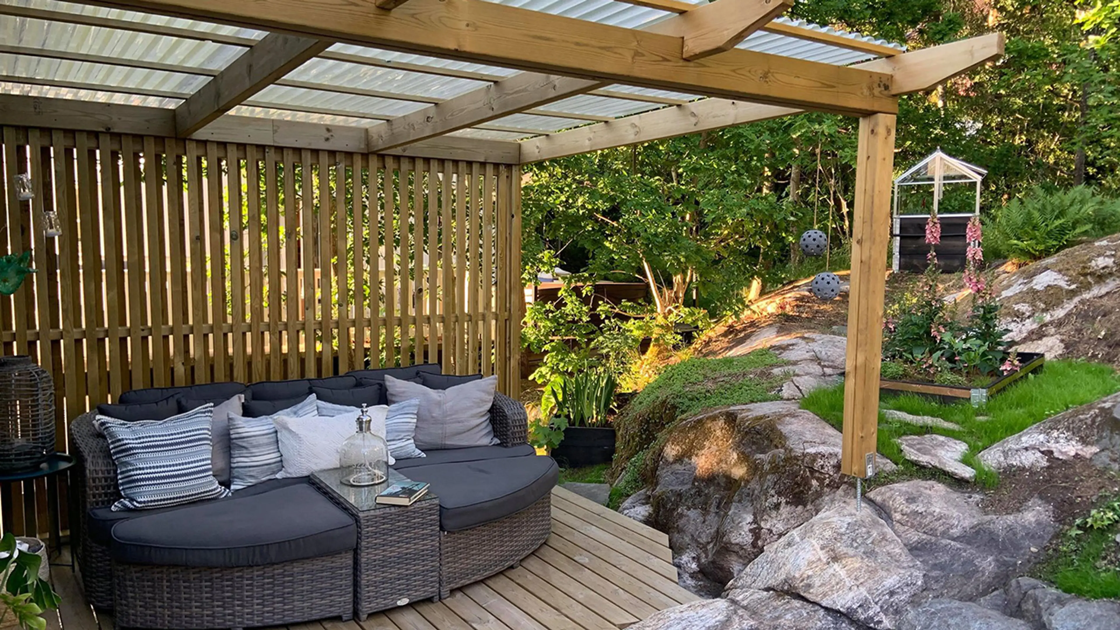 Pergola med spilevegg.