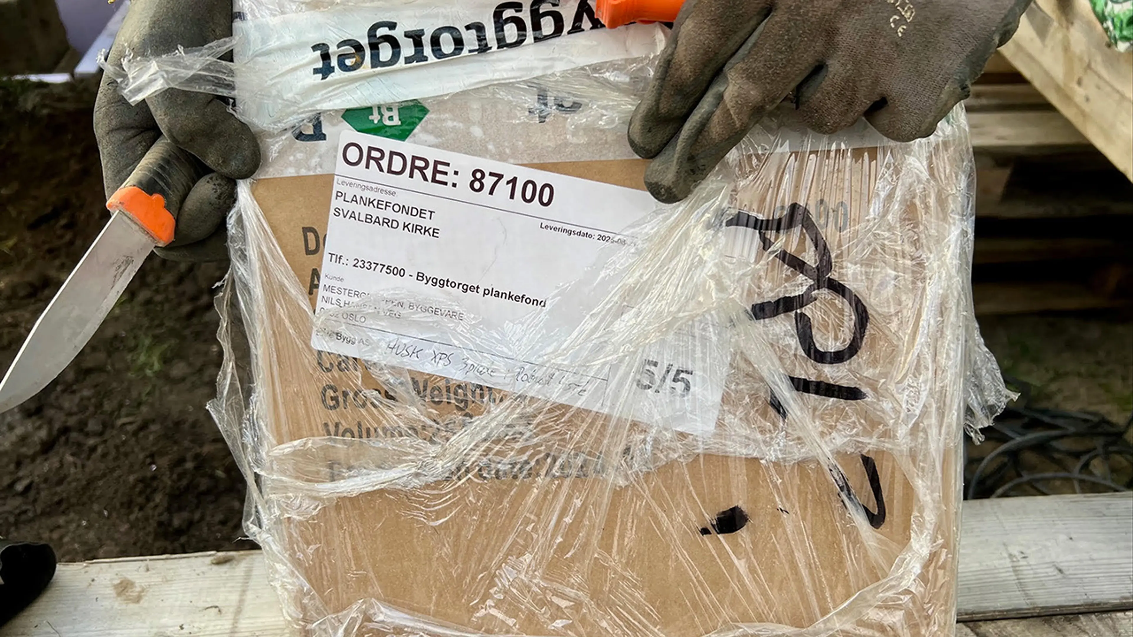 Eske pakket med plast fra Byggtorget