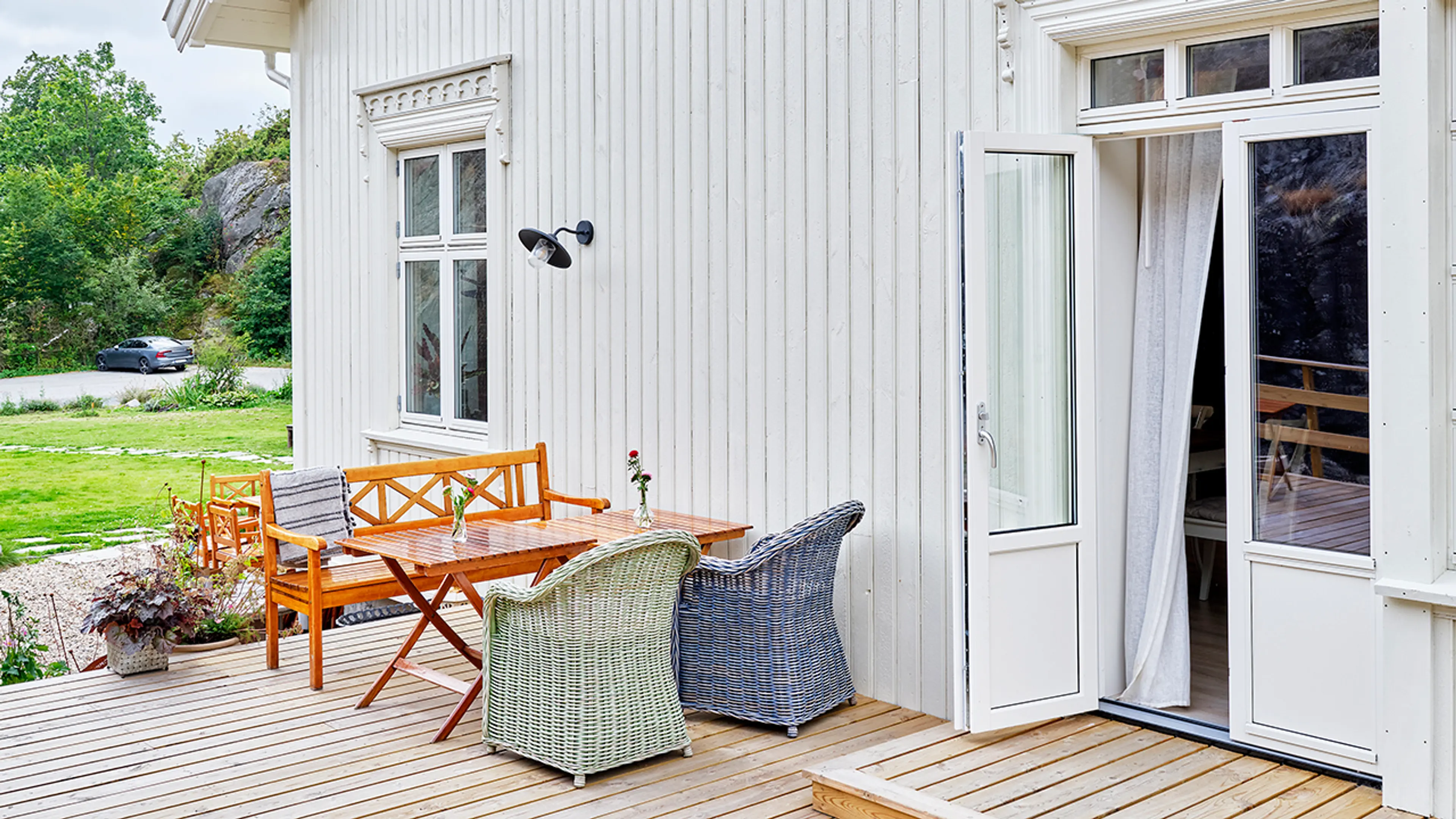 Hvit terrassedør fra Gilje med treplatting utenfor