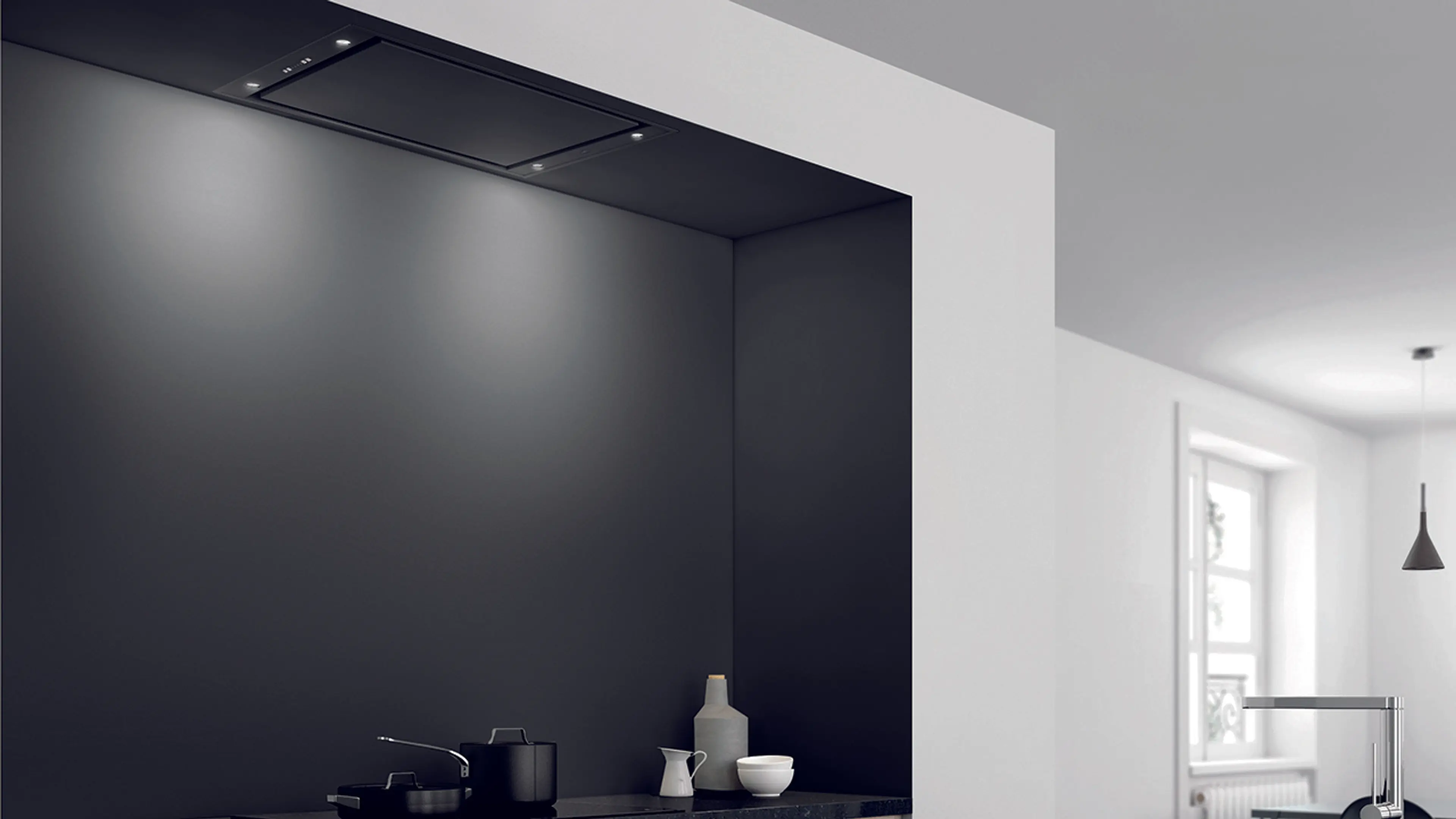 Svart RørosHetta Sky takmontert kjøkkenvifte i svart og hvitt kjøkken.