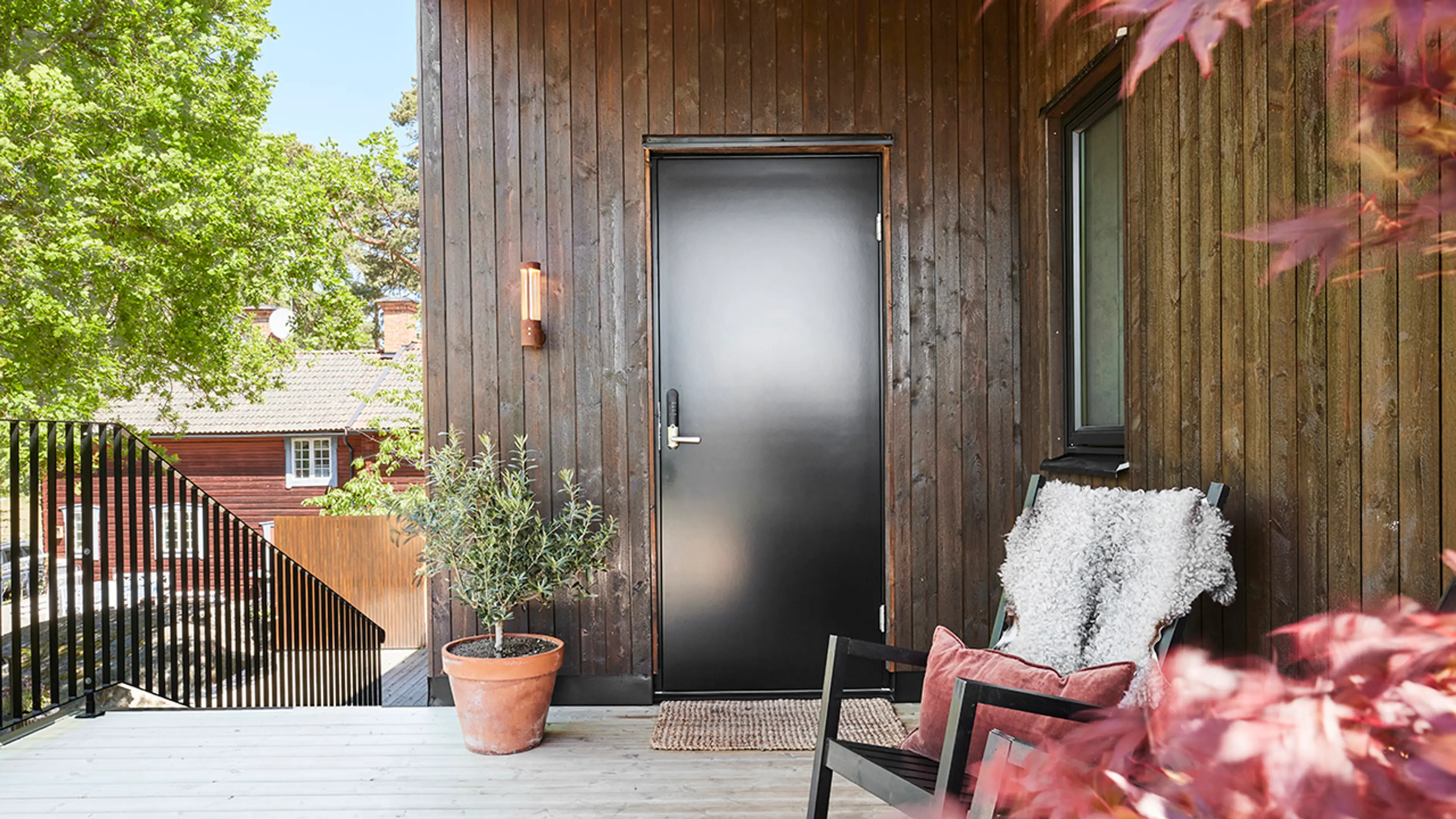 Brunbeiset hus sort ytterdør for ytterdør inspirasjon.