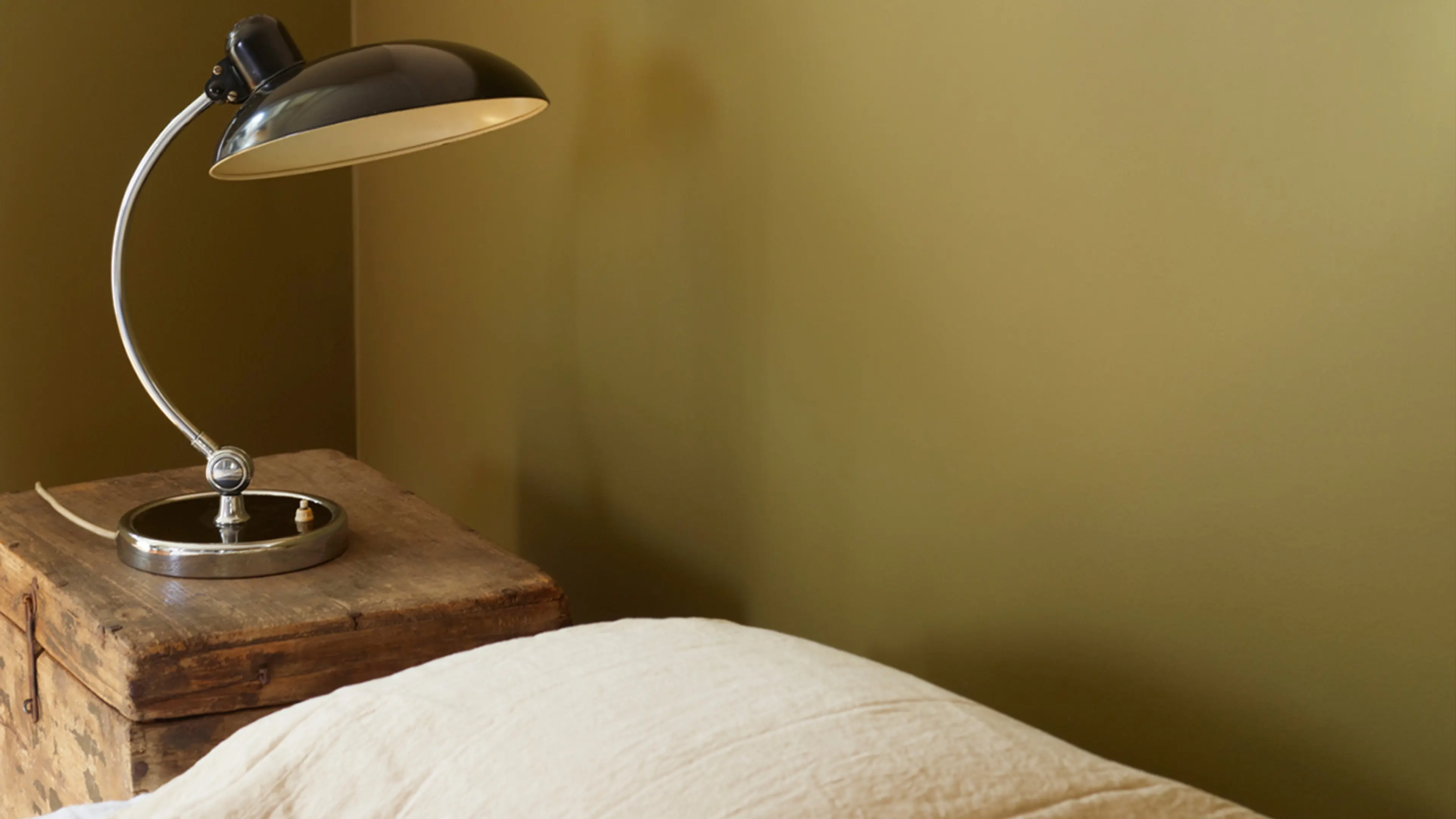 Grønn farge på soverom fra Jotun, 8430 Oliventre.