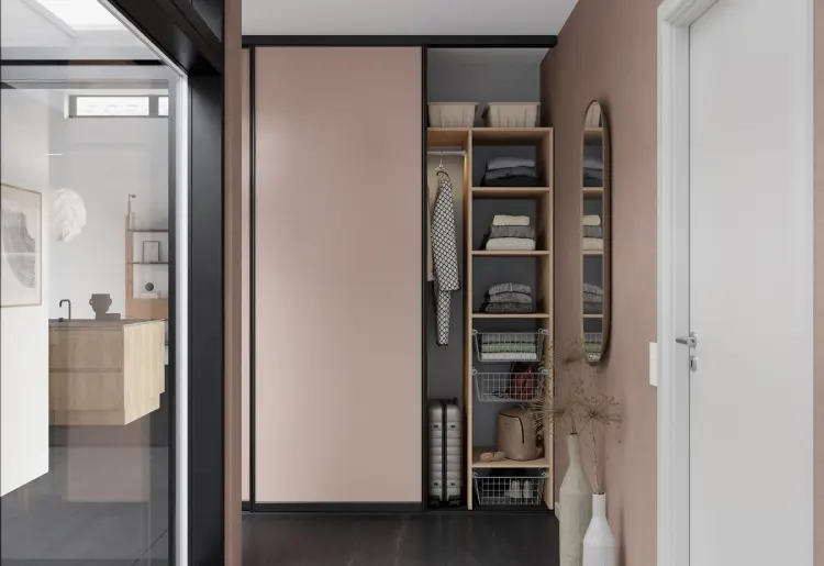 Pudderosa skyvedørsgarderobe i gang