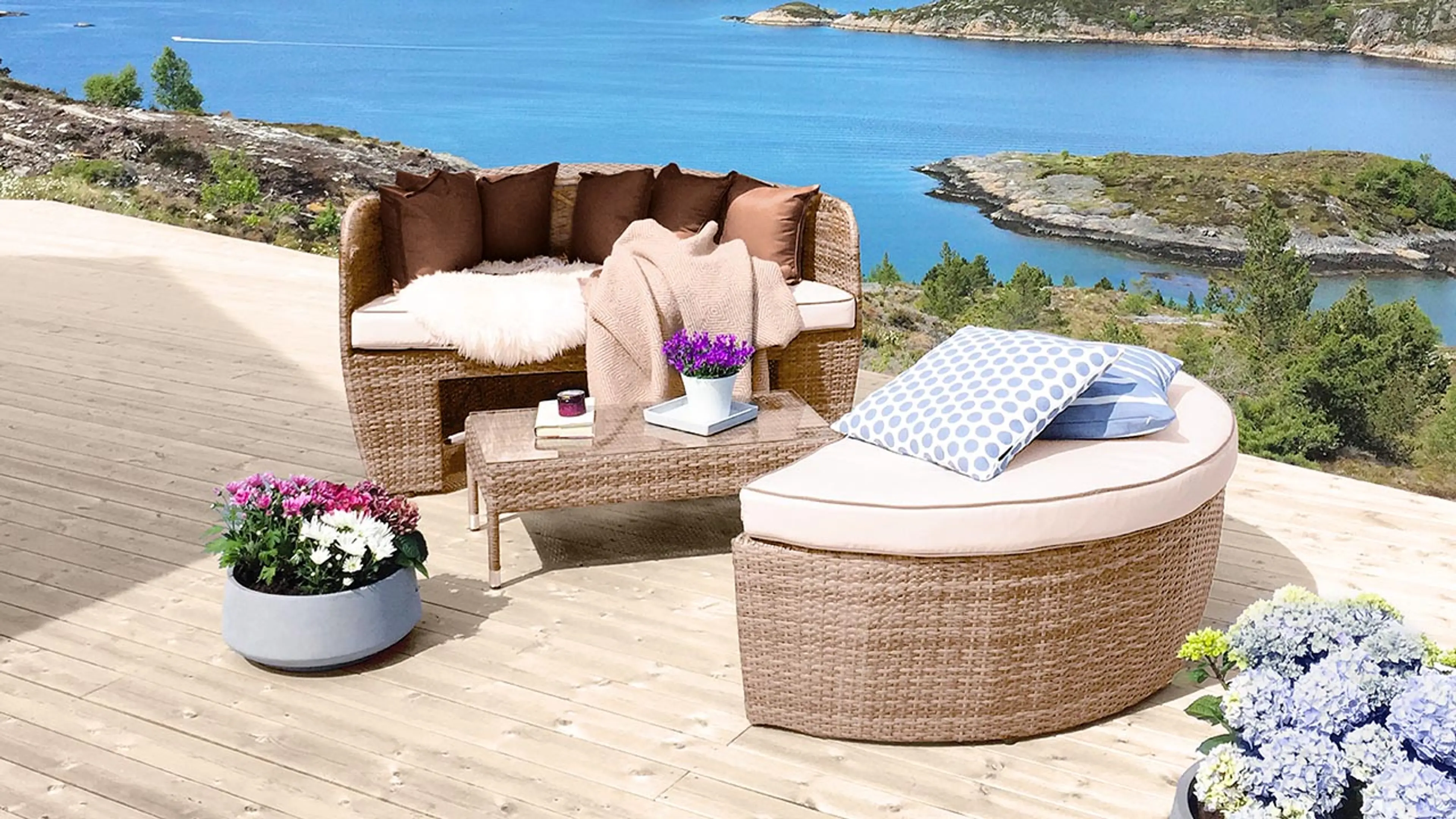 Terrasse med utsikt, sittegruppe og olje på terrassebord.