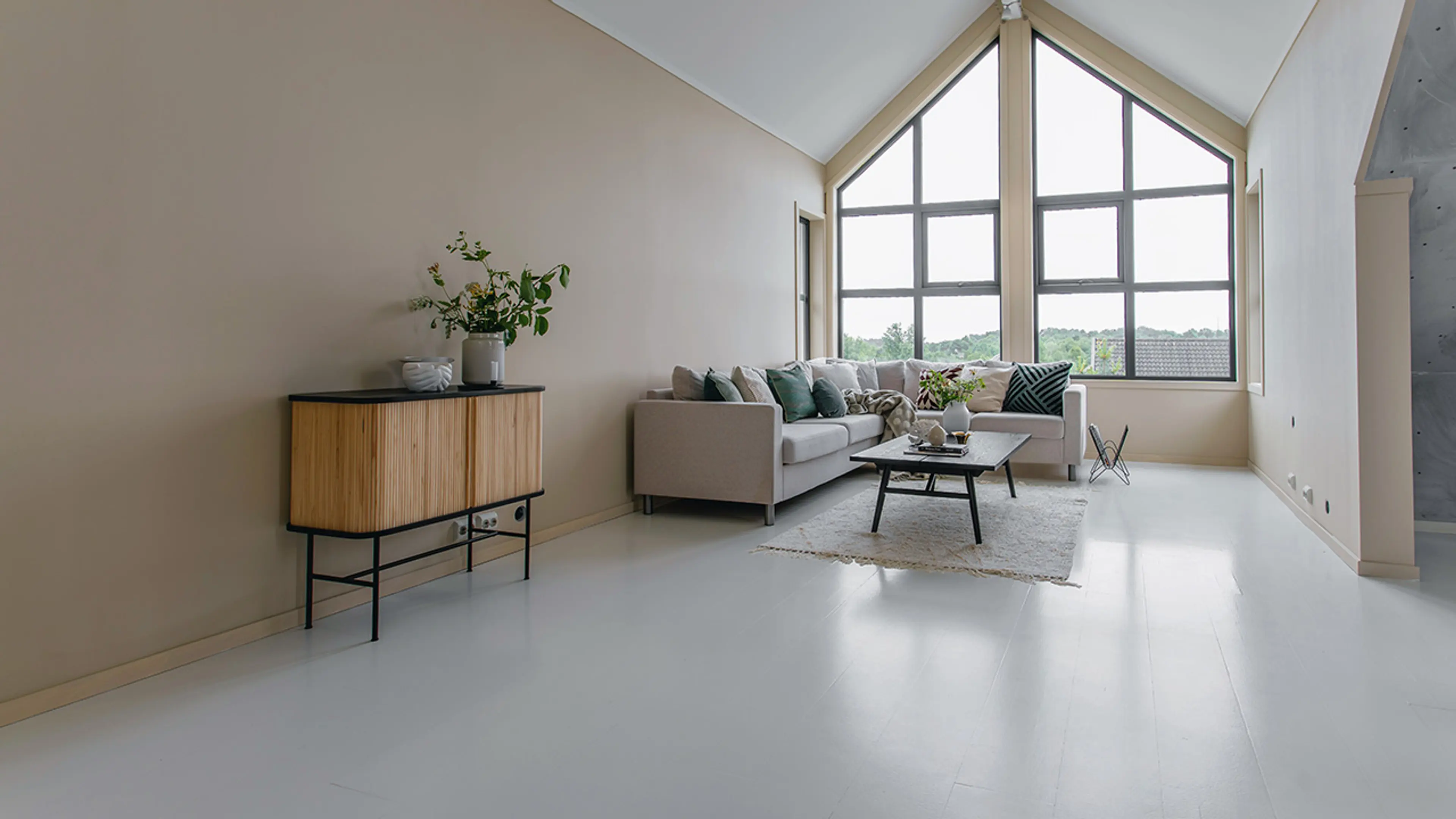 Stue med parkettgulv som er malt med gulvmaling.