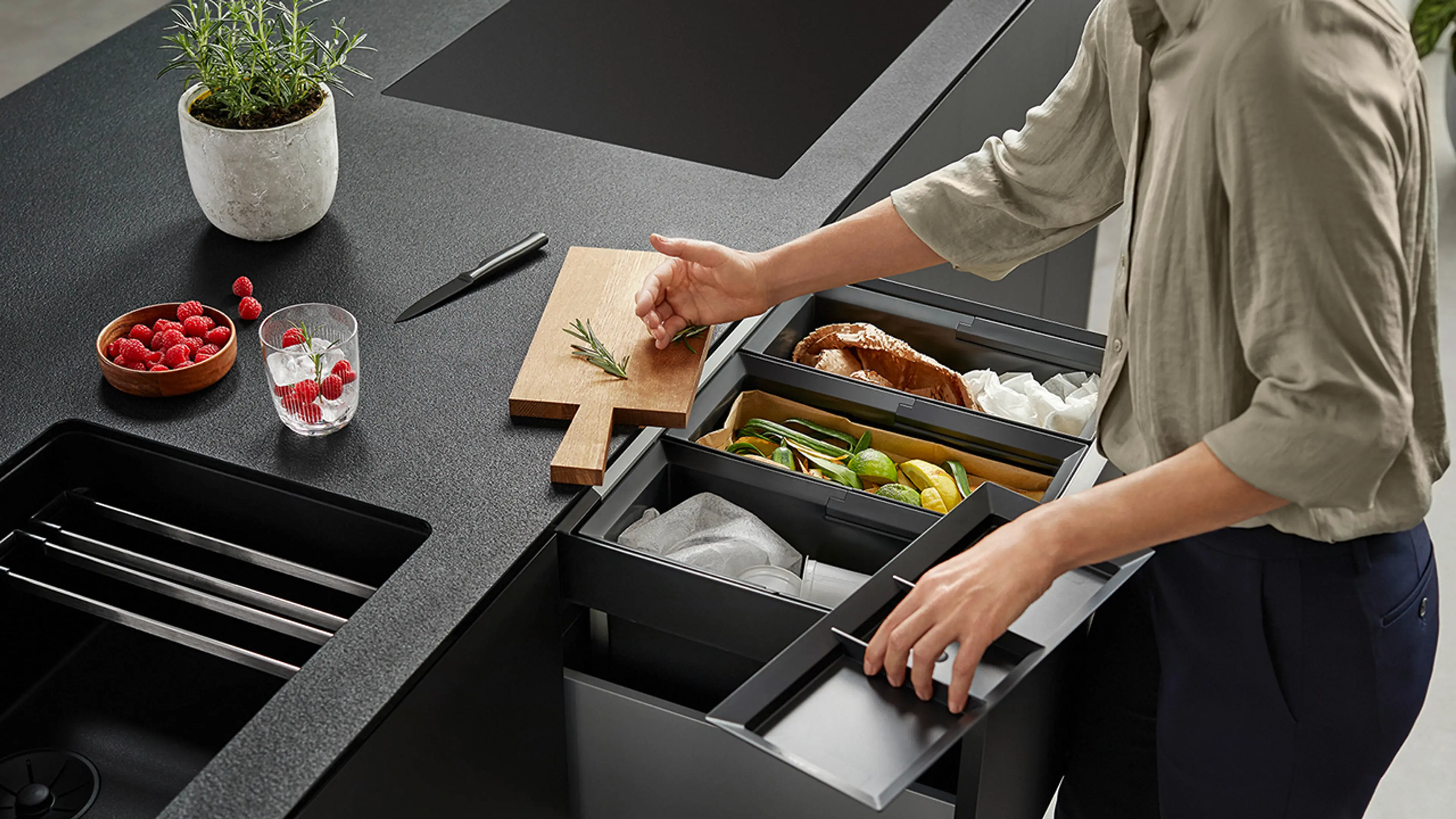 Kjøkken med små, innvendige skuffer for enkel sortering av søppel.