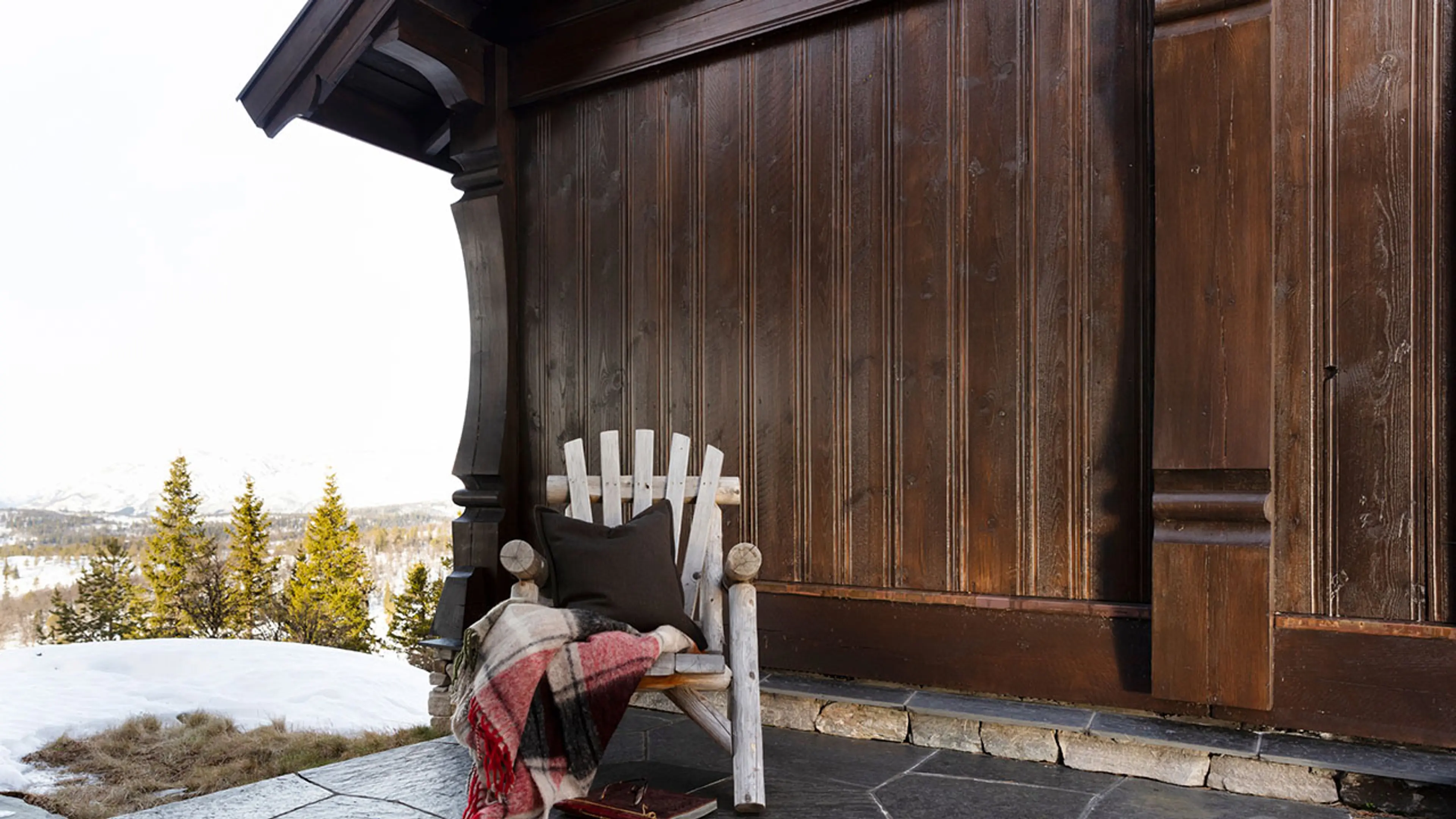 Hytte på fjellet malt med utebeis JOTUN TREBITT Oljebeis i fargen 0863 Furubark.