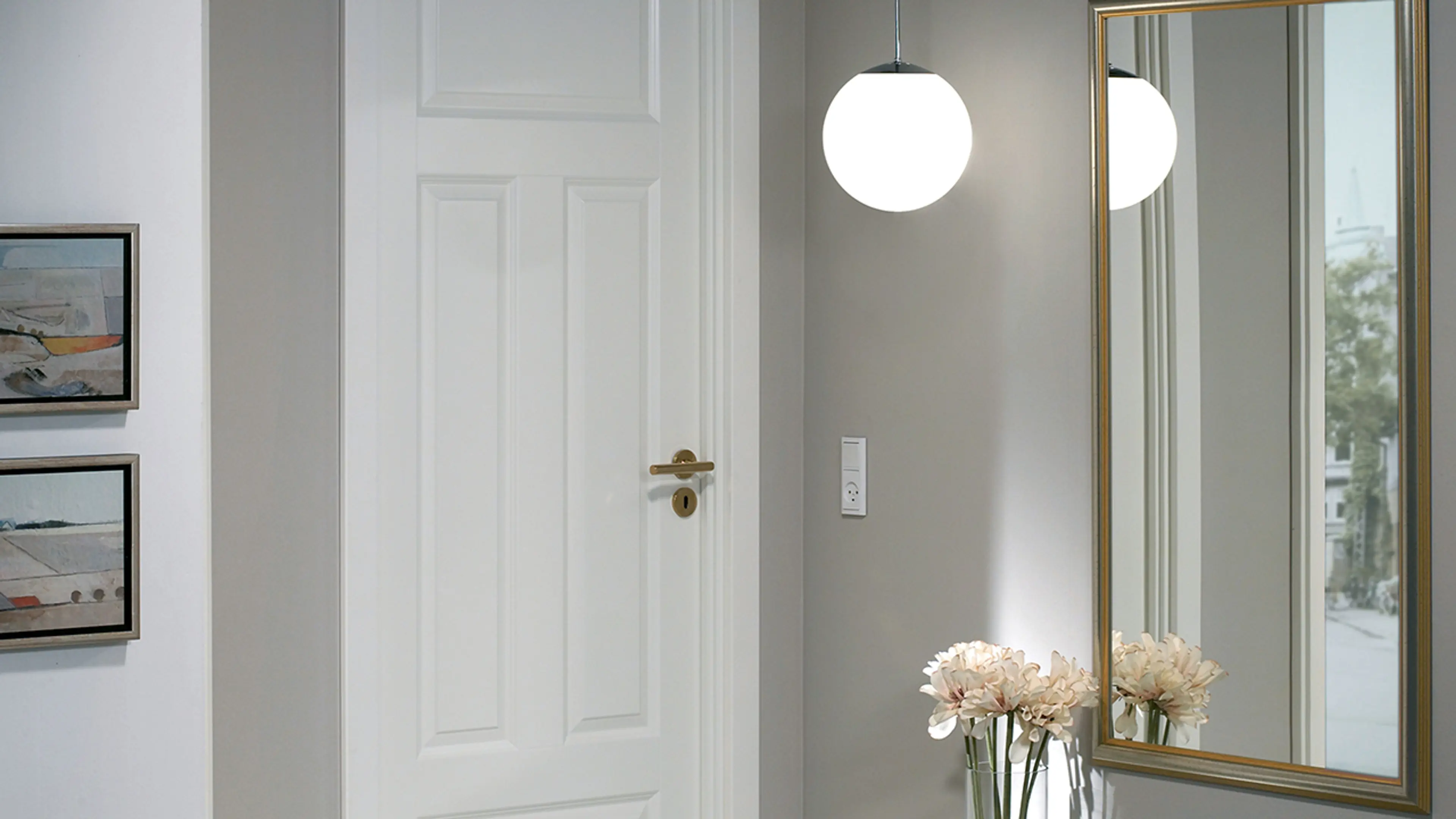 Hvit profilert kompakt innerdør med gullfarget dørvrider.