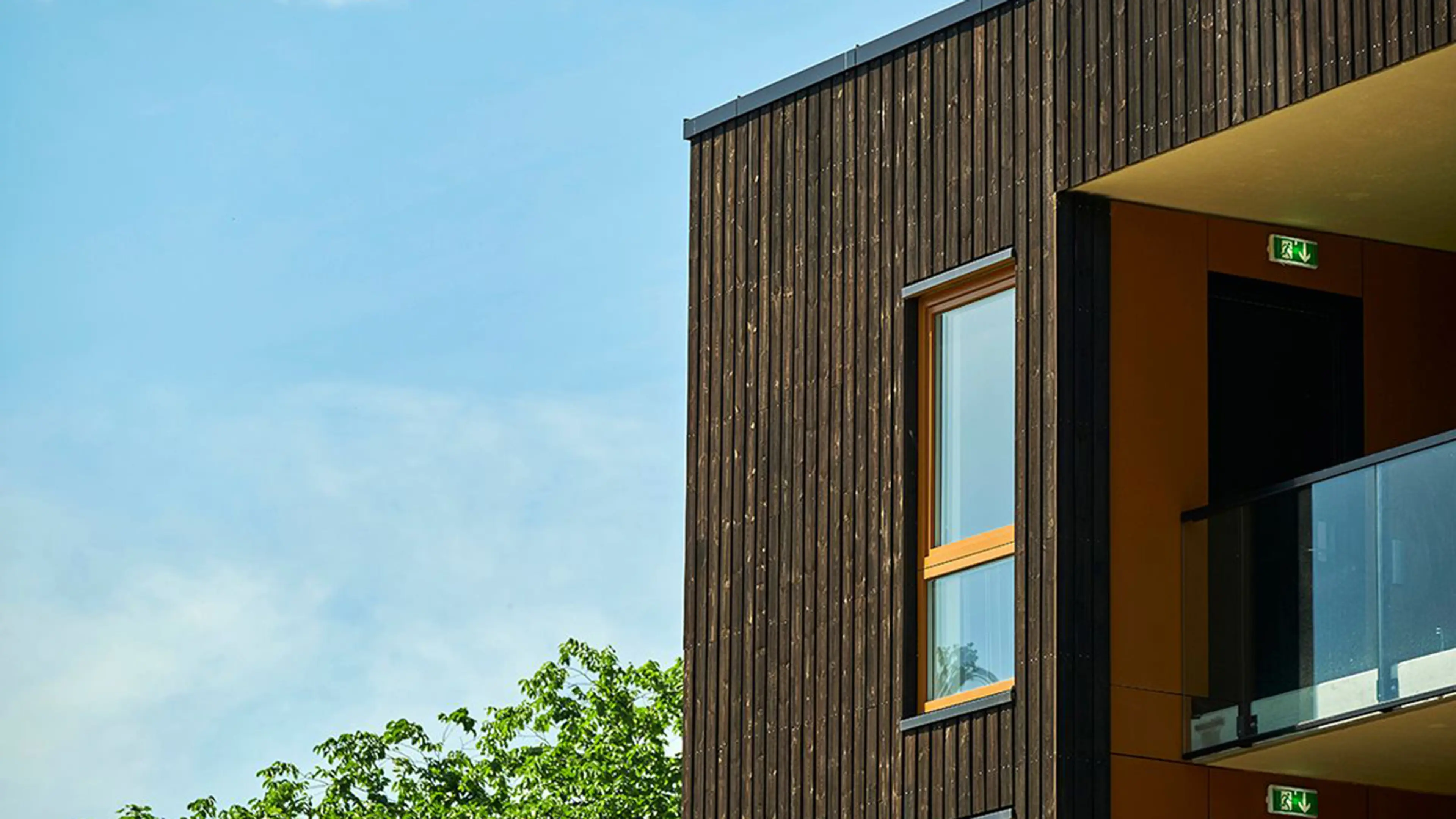 Boligblokk med dobbelfalset kledning.