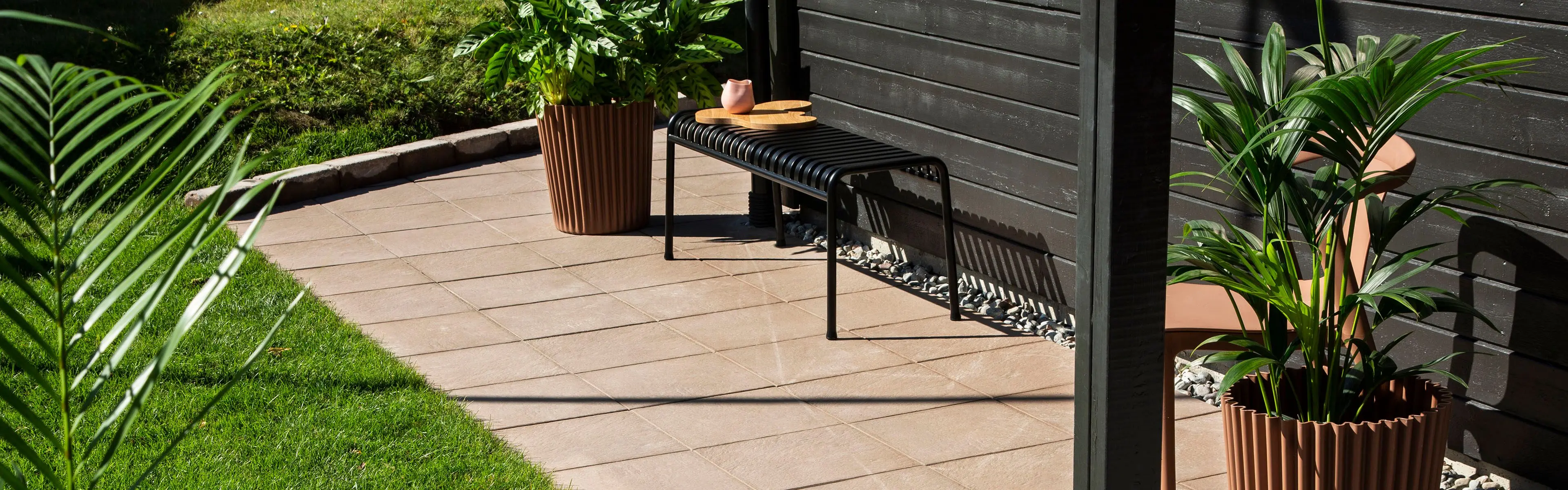 Steinheller ute som gangsti rundt hus.