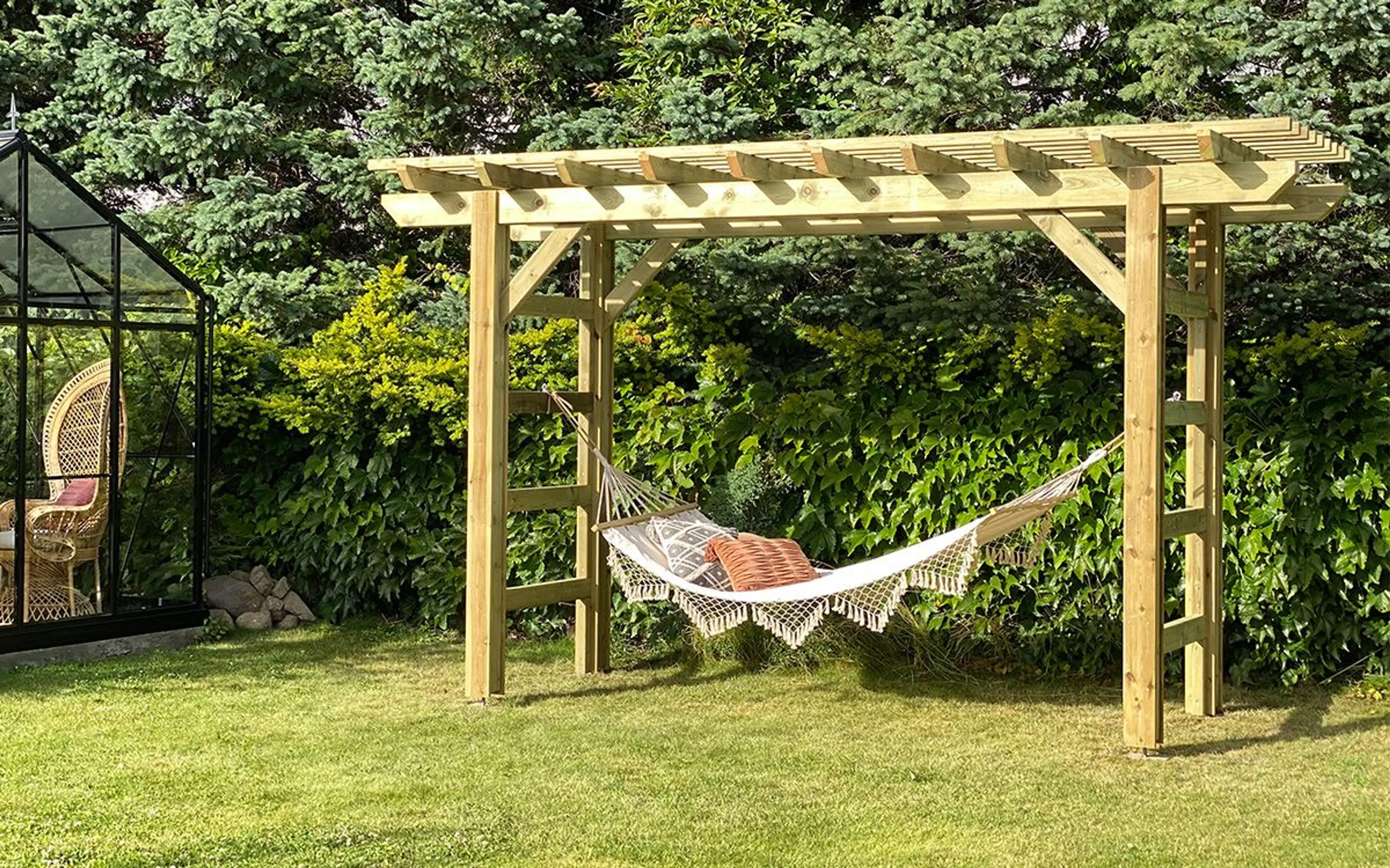 Norsk hage med liten pergola