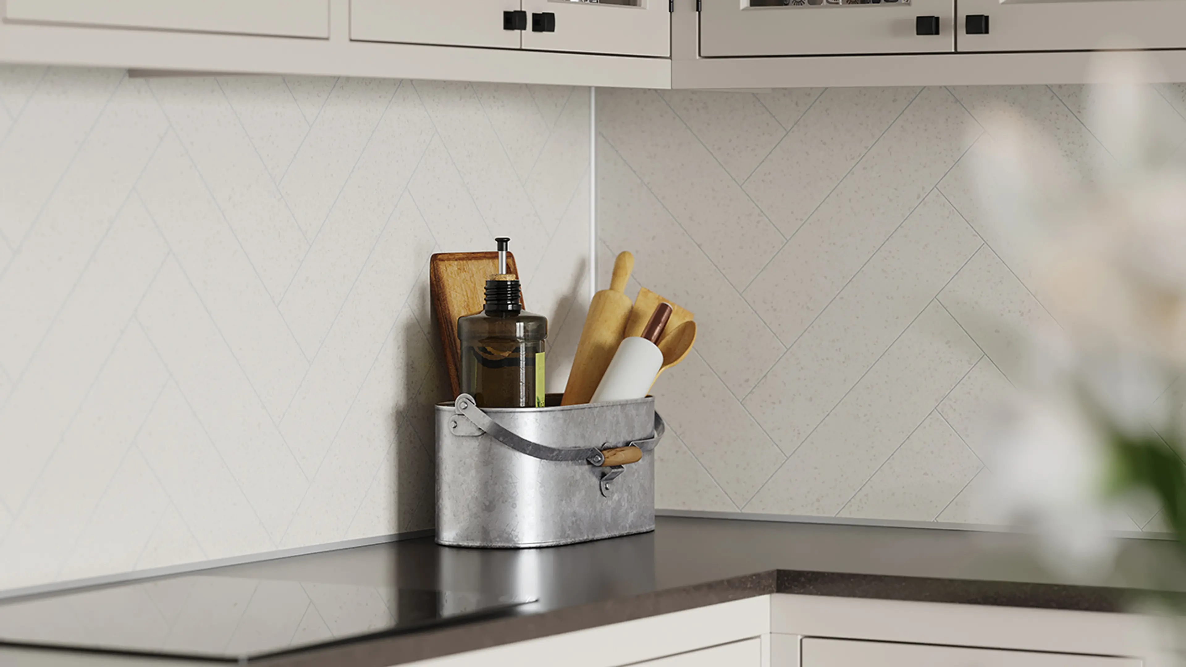 Veggplater fra Fibo i Terrasso Light i beige kjøkken.