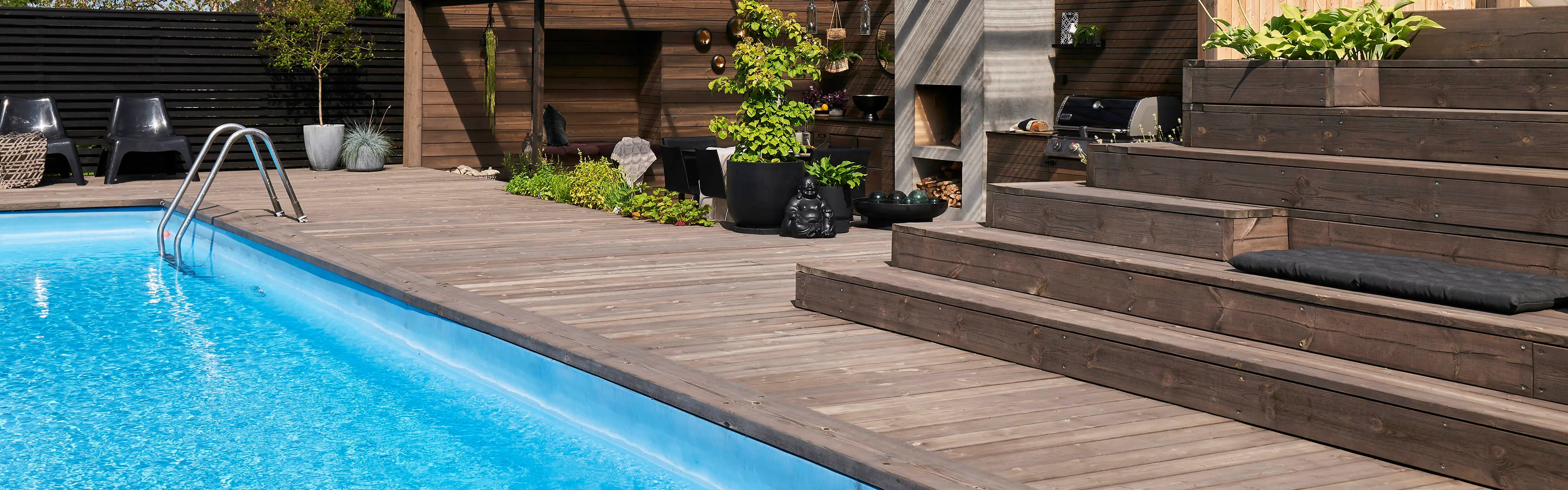 Inspirerende platting ved basseng med pergola og trapp.