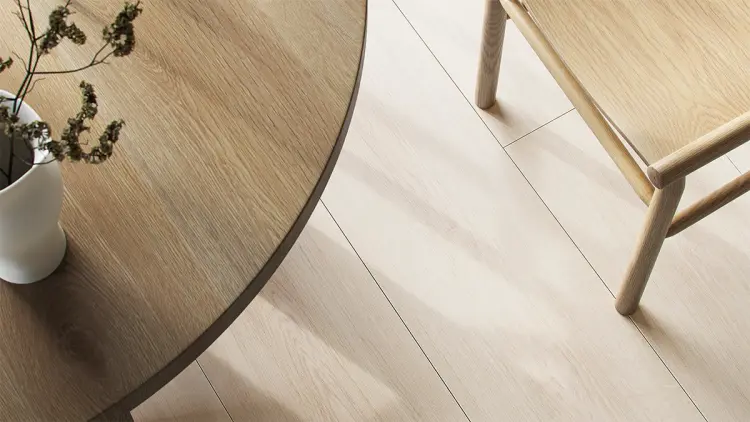 Nærbilde av lyst nytt gulv i eik sett ovenfra.