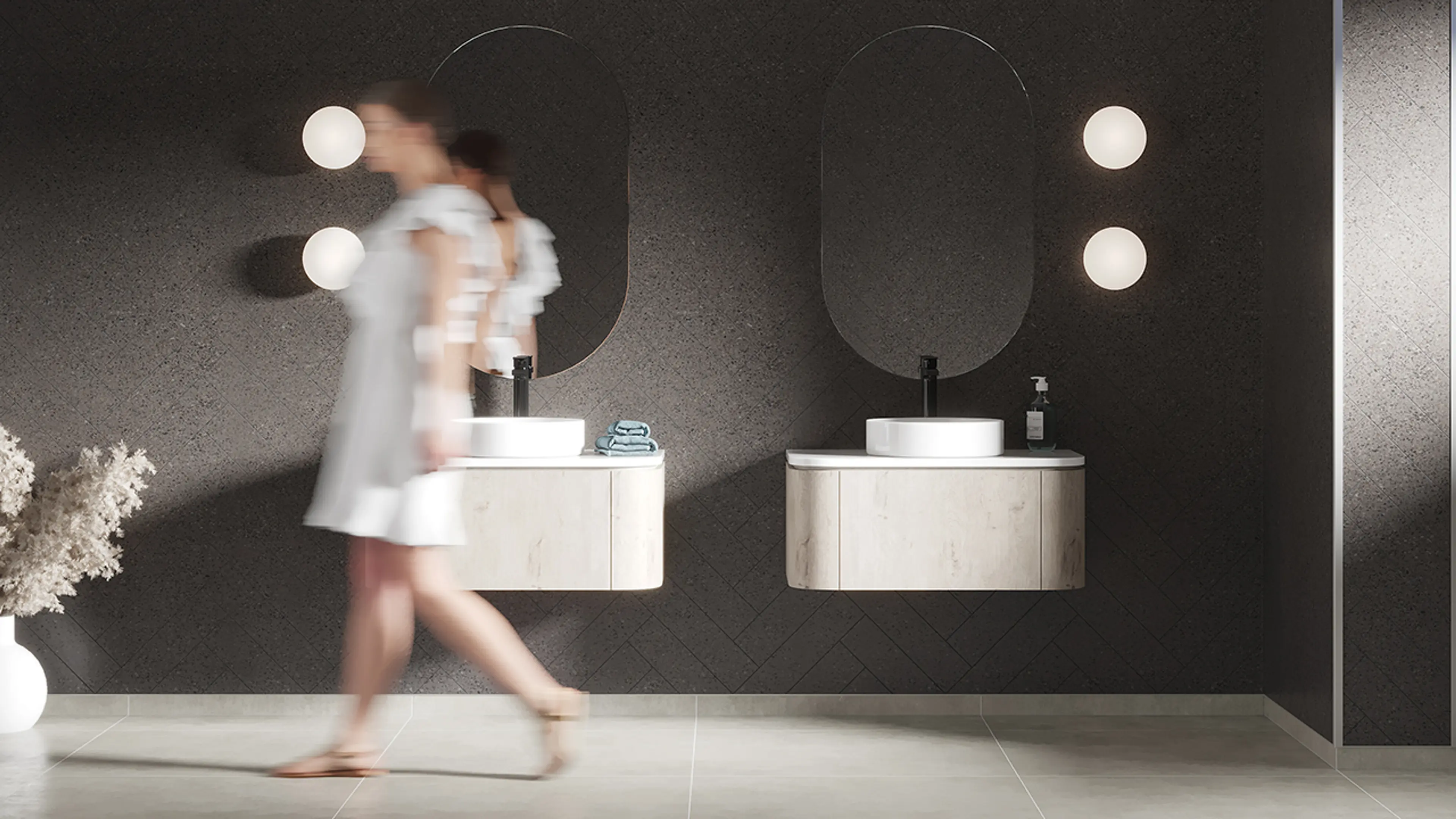 Mørkt baderom med to lyse servantskap og sorte detaljer.