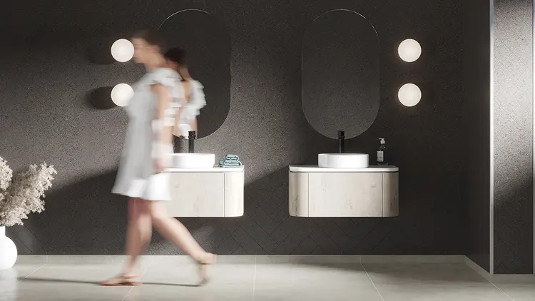 Mørkt baderom med to lyse servantskap og sorte detaljer.