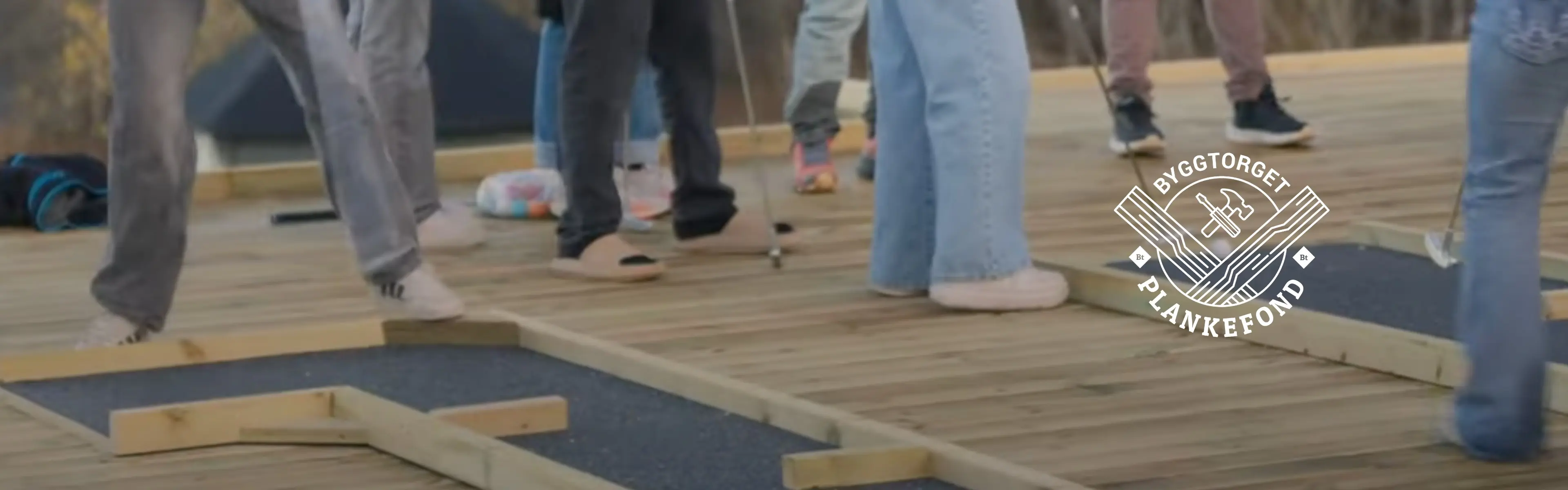 Barn og unge på Skjervøy tester ut de nye minigolfbanene fra Byggtorget Plankefondet