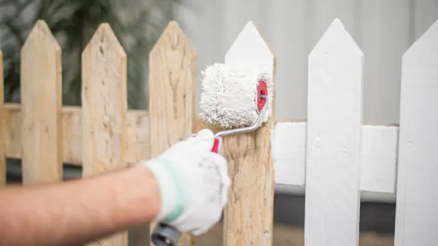 Gjerde som males hvitt.