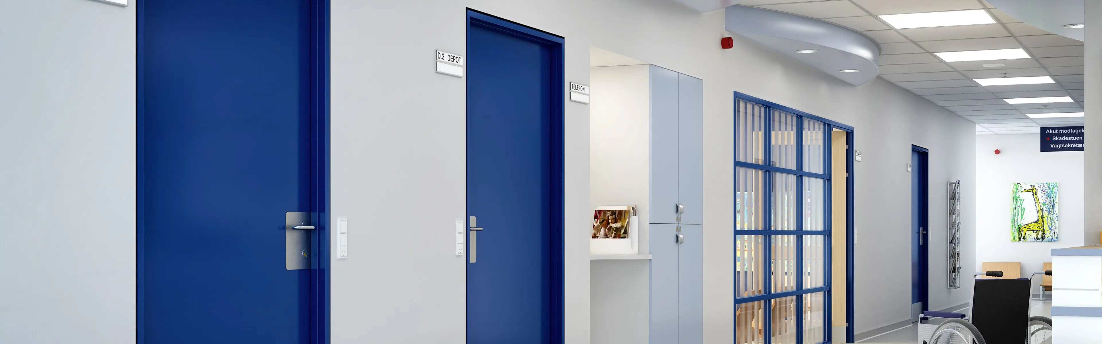 sykehuskorridor med blå dører