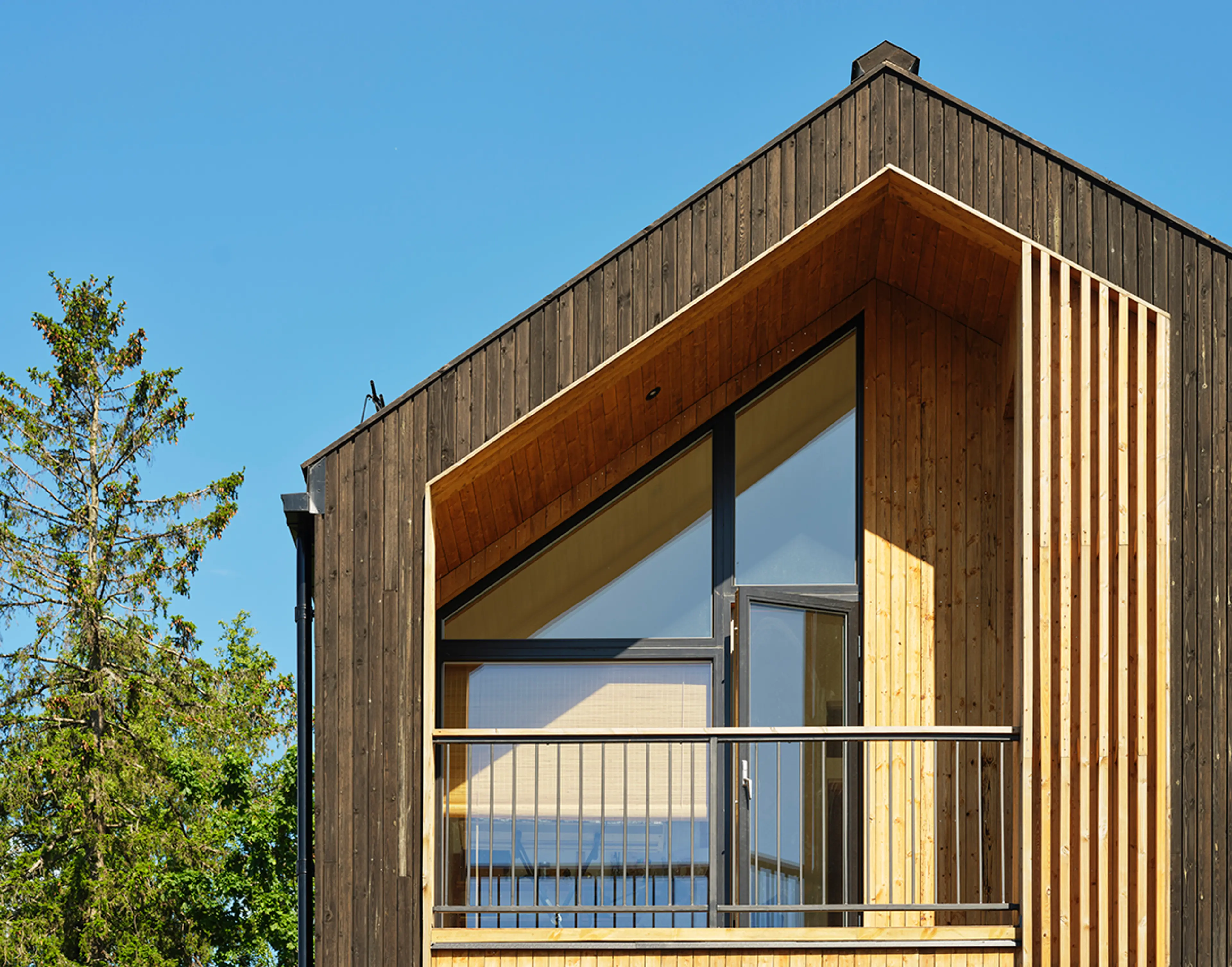 utsnitt av et funkishus med stramme linjer og MøreRoyal kledning 2.0